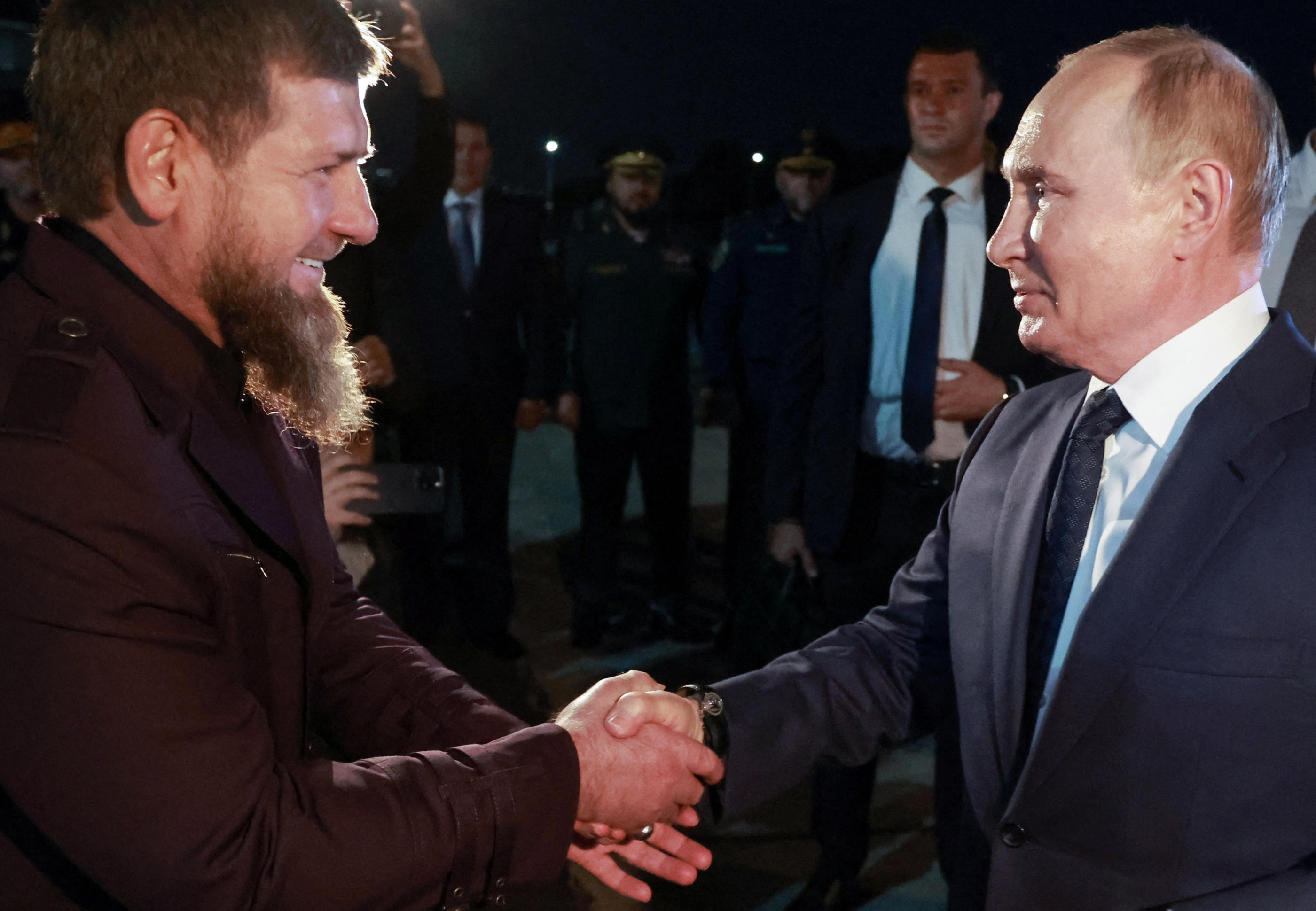 La chef de la République tchétchène Ramzan Kadyrov accueille mardi Vladimir Poutine sur le tarmac de Grozny. Reuters/Sputnik/Vyacheslav Prokofyev