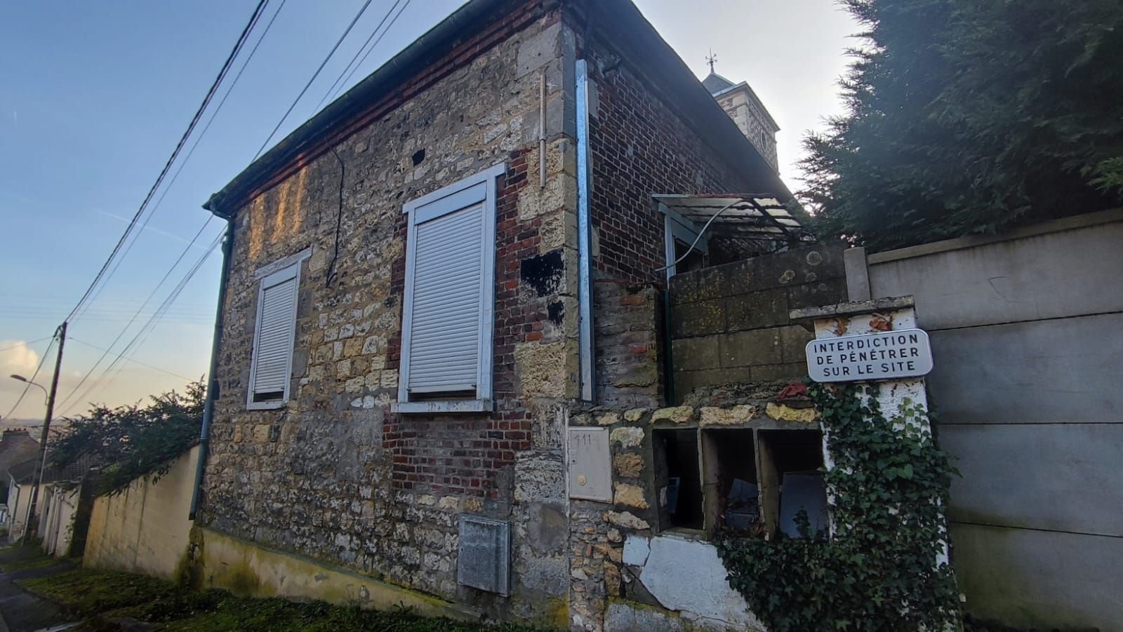 Margny-lès-Compiègne (Oise), ce jeudi. C'est dans cette maison abandonnée que les faits se sont produits. LP/Stéphanie Forestier