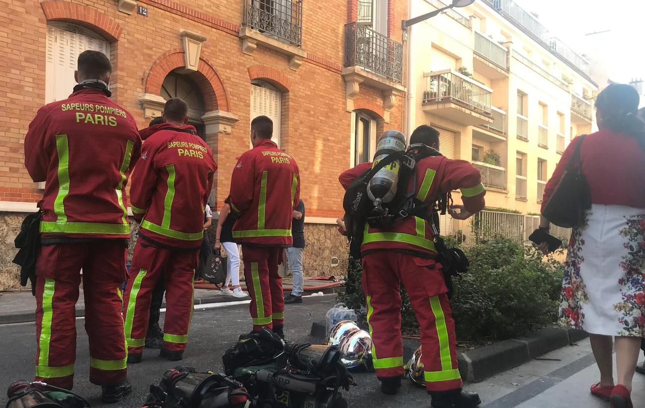 Vincennes, 11 août 2020. Plusieurs centaines de pompiers ont été mobilisés pour circonscrire cet incendie à l'origine de deux décès. LP/Marion Kremp