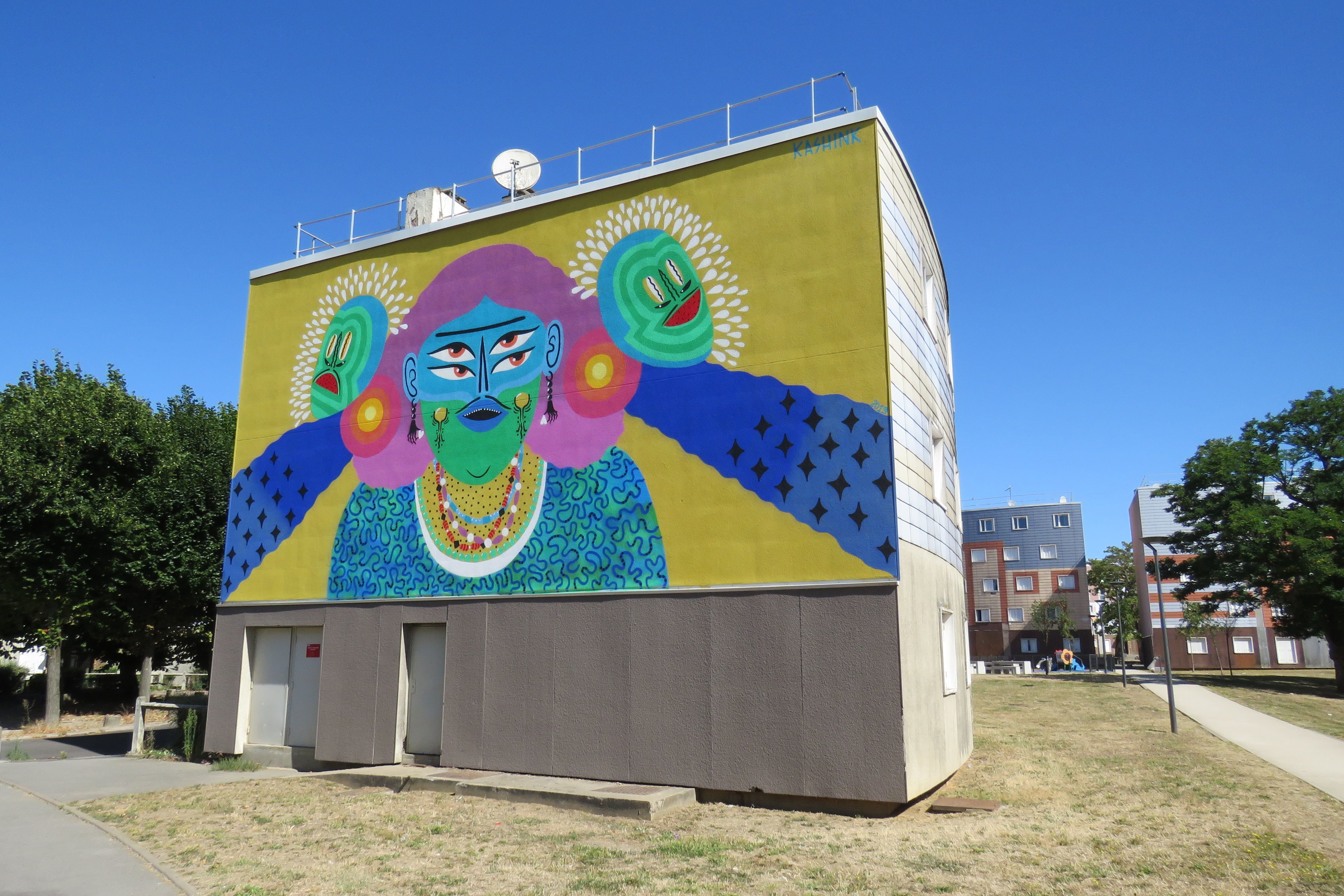 Grigny (Essonne), juillet 2020. Grâce, entre autres, aux projets menés par la compagnie La Constellation, de nombreux street artistes ont été invités à venir mettre leur griffe sur les façades et murs de la Grande-Borne. LP/Florian Garcia