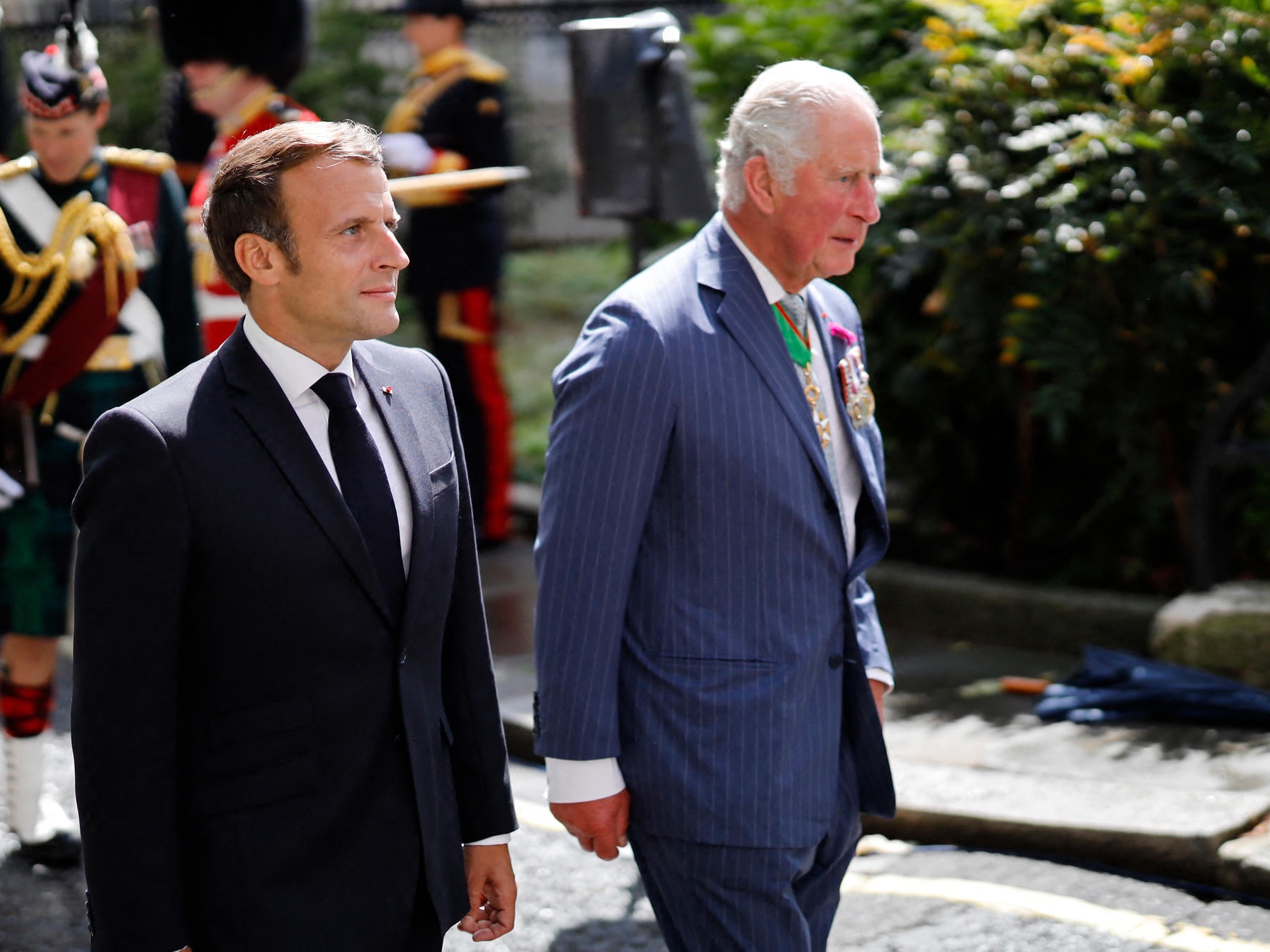 Emmanuel Macron et le roi Charles III, quand ce dernier était encore prince de Galles, à Londres, le 18 juin 2020. AbacaPress.com/Pool/Tolga Akmen