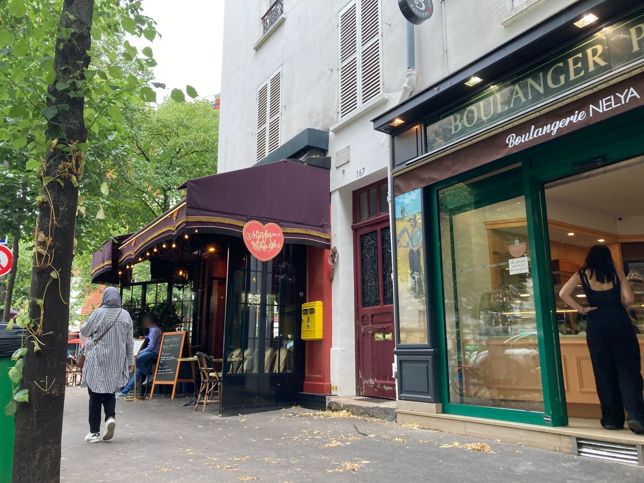 Paris (XVe), ce lundi. Les faits se sont produits au premier étage de cet immeuble situé dans la rue Saint-Charles.