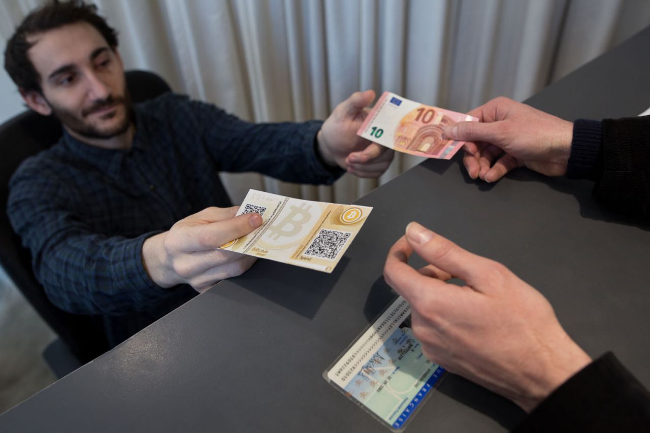 LE PARISIEN MAGAZINE. On a testé une journée de shopping en bitcoins - Le  Parisien