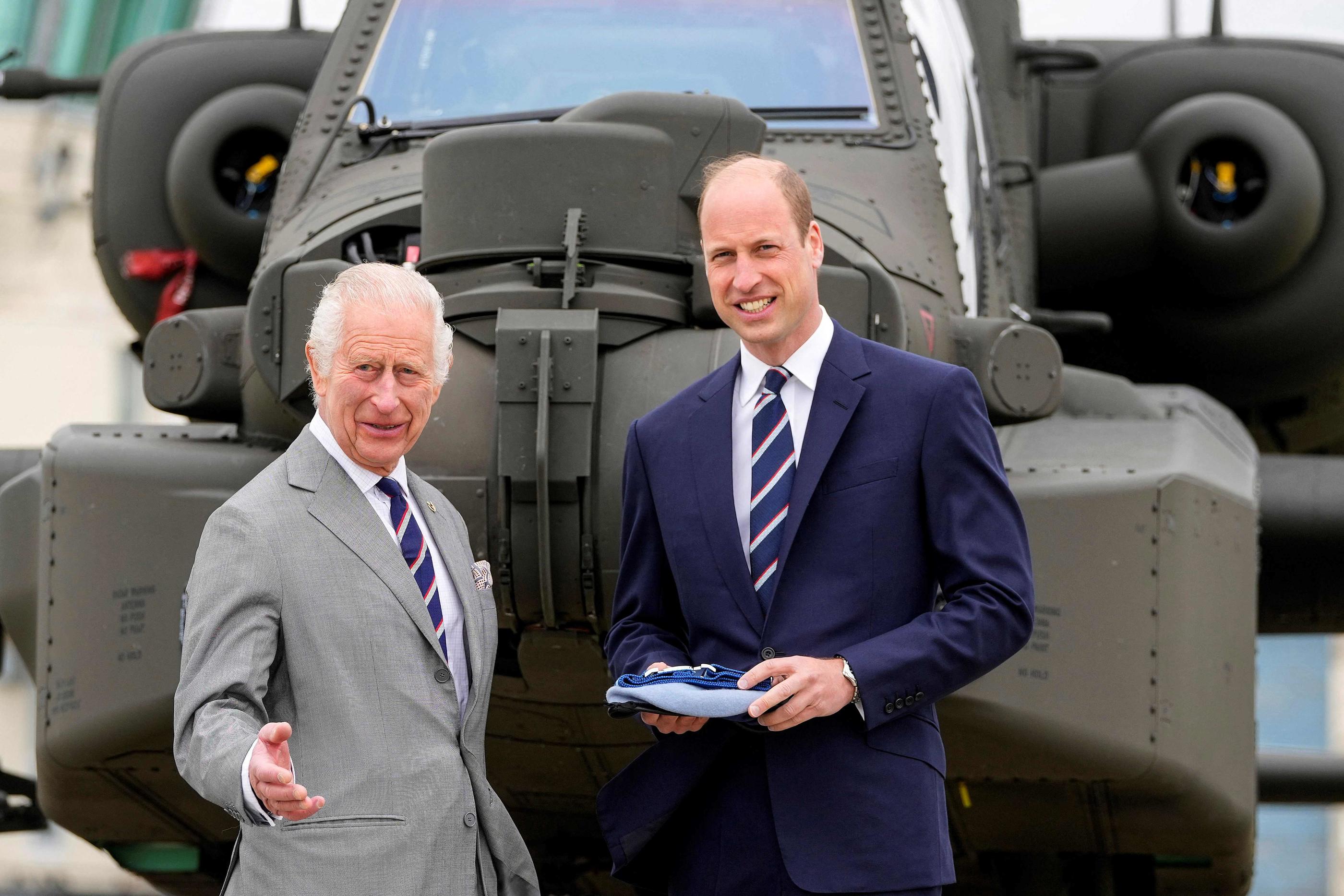 Le roi Charles III a officiellement transmis lundi à son fils William son titre de colonel en chef de l’Army Air Corps. AFP/ Pool / Kin Cheung.