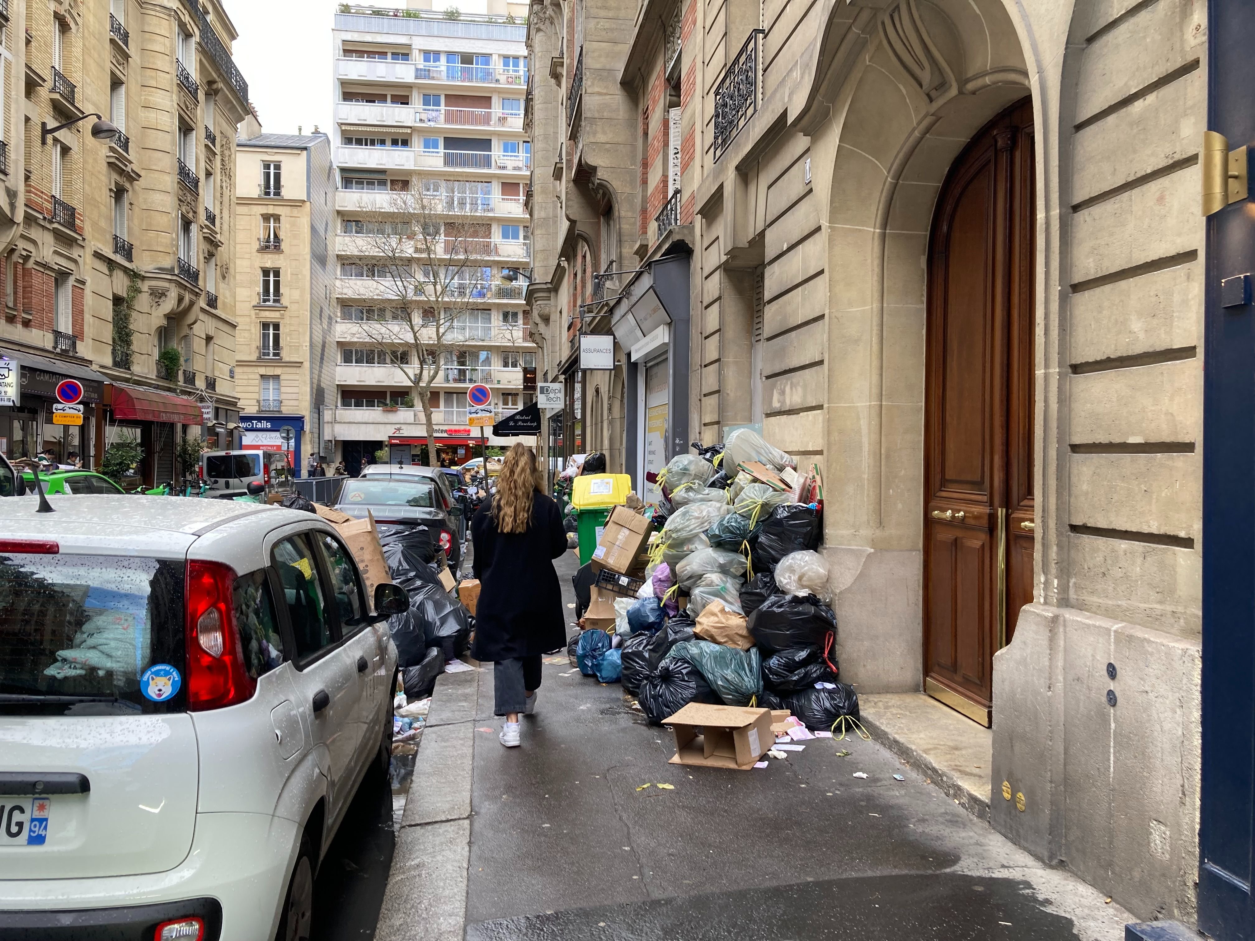 Rue Beaugrenelle (Paris XVe). Avec la grève, les déchets s'accumulent malgré les efforts des commerçants et des habitants pour les rendre moins visibles. LP/E.D.