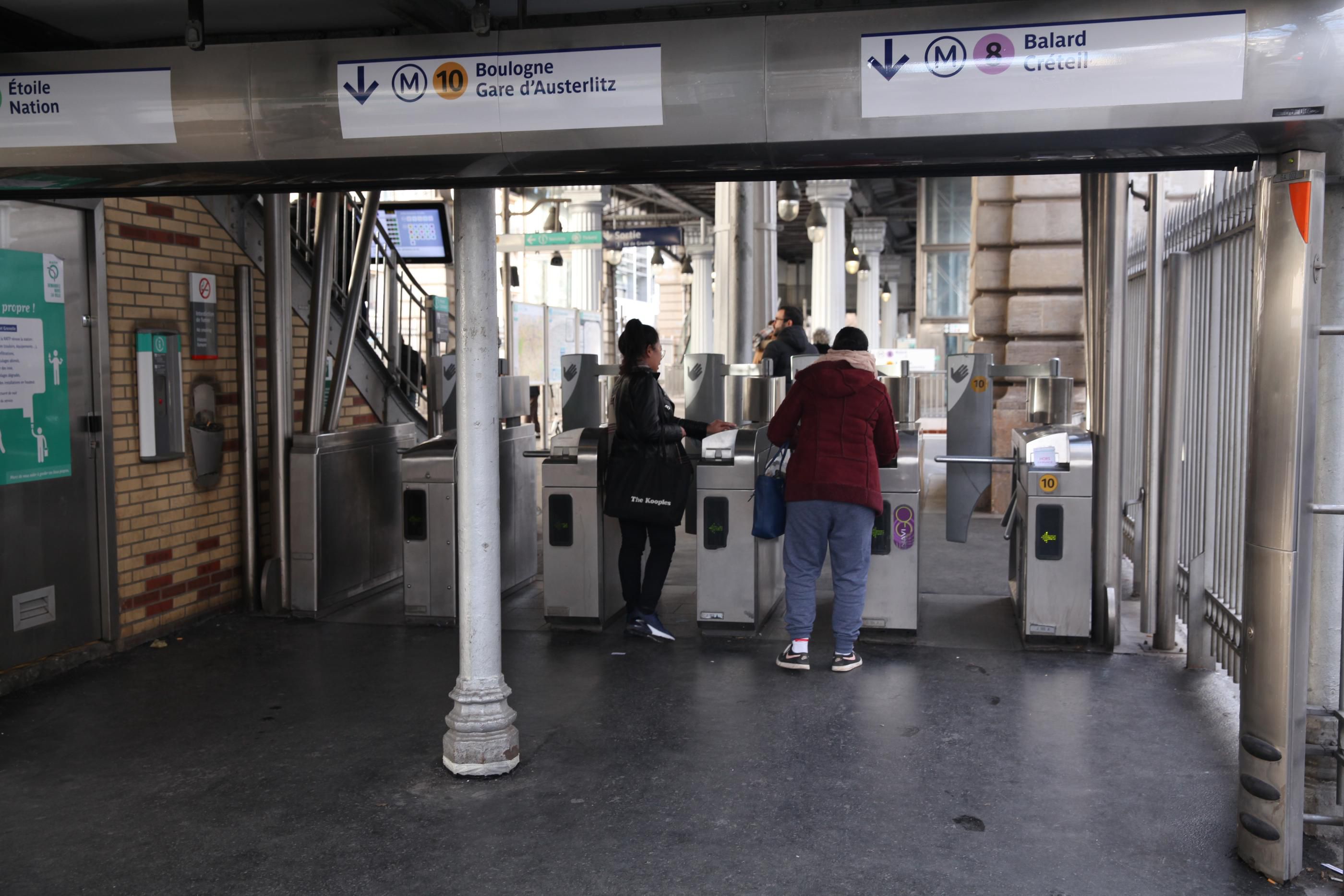 La station La Motte-Picquet Grenelle devient le terminus provisoire de la ligne 8, jusqu'à vendredi prochain. LE PARISIEN OLIVIER BOITET