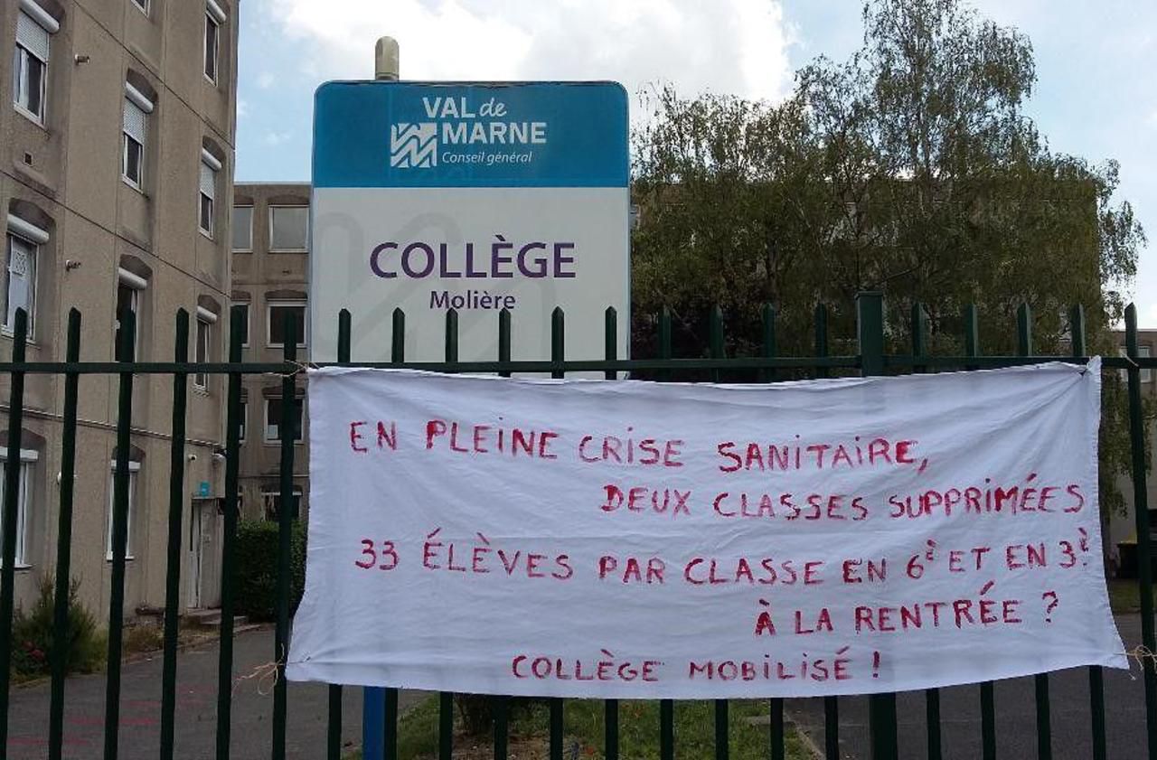 <b></b> Chennevières, ce jeudi. Enseignants et parents d’élèves sont mobilisés pour dénoncer la fermeture d’une classe de 6<sup>e</sup> et de 3<sup>e</sup> à la rentrée au collège Molière.