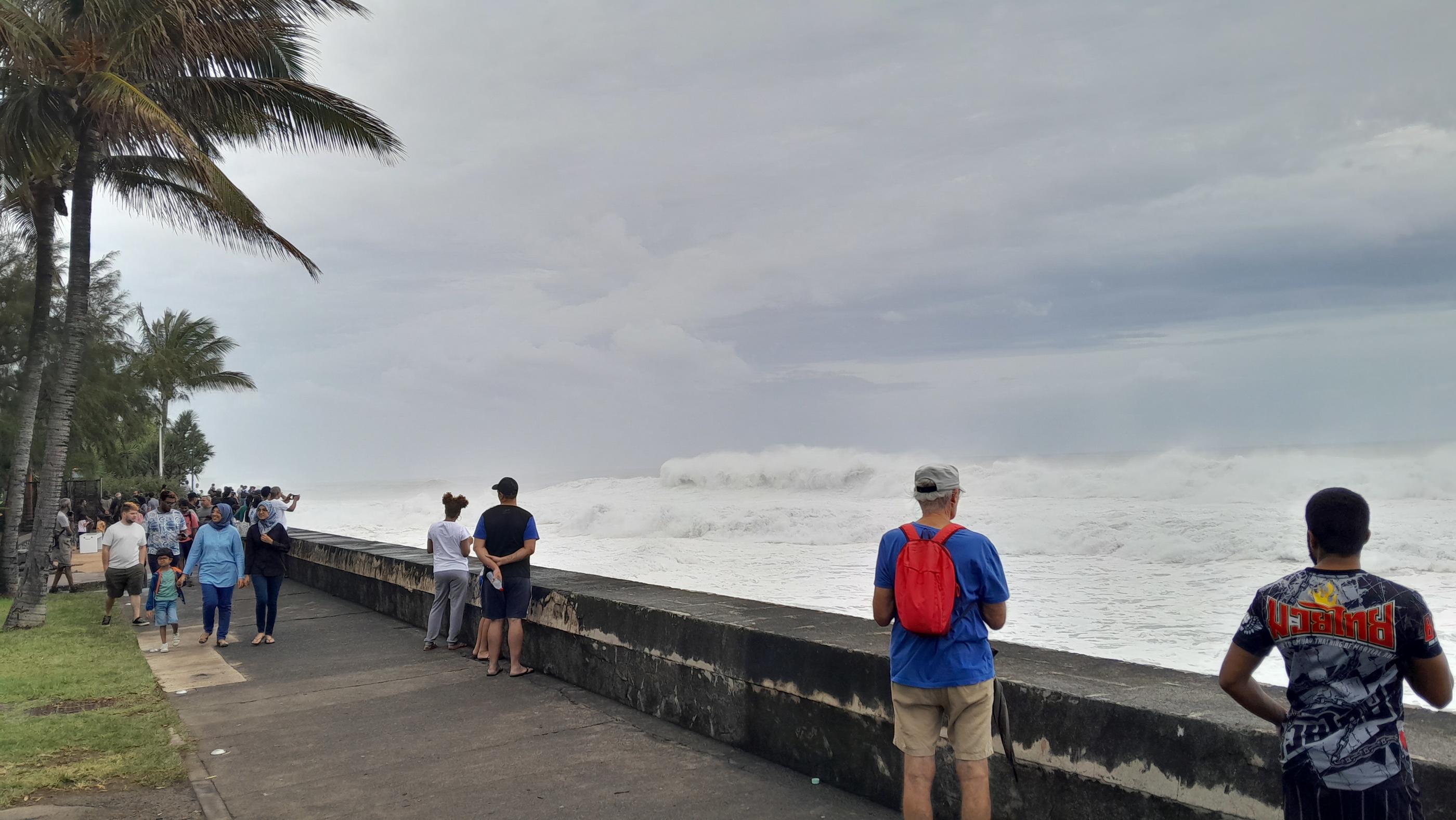 Ce dimanche 14 janvier au matin, les habitants de Saint-Denis (La Réunion) se baladaient sur le front de mer pour contempler la houle cyclonique qui commence à se former. LP/S.G.