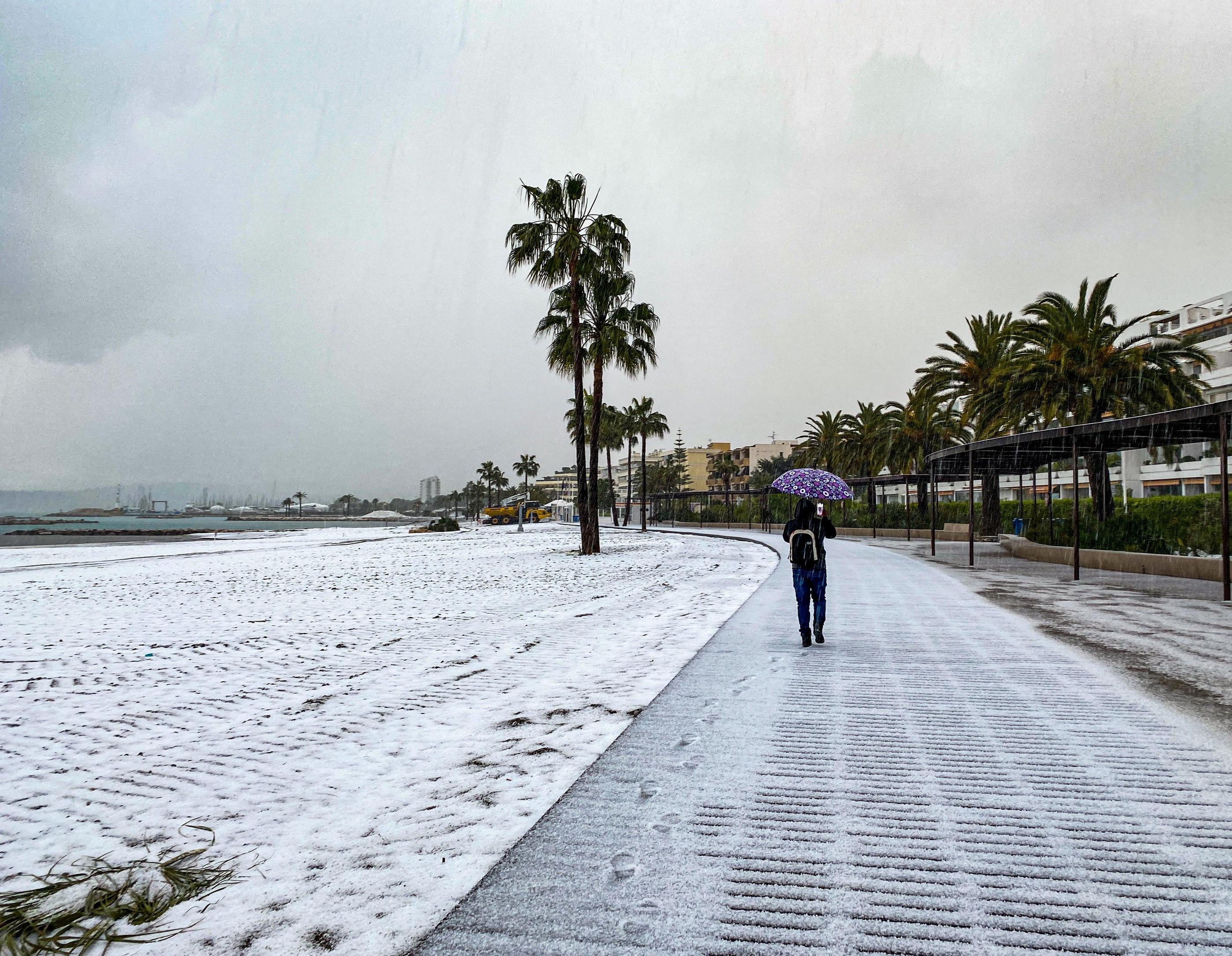 La grêle a recouvert les rues et les plages de la côte d'Azur lundi en fin de journée. MaxPPP/Photopqr/Nice-Matin