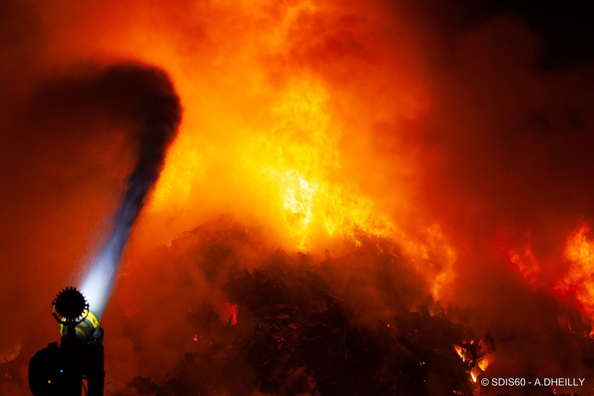 Au total, 1 000 m² carrés ont été en proie aux flammes mais la propagation a pu être stoppée, selon les sapeurs-pompiers de l'Oise.