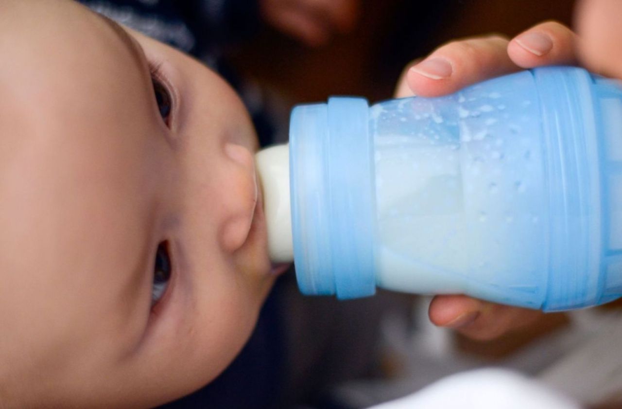 La grand mère du nourrisson conversait tous ses liquides dans des bouteilles en verre opaques. (Illustration). AFP