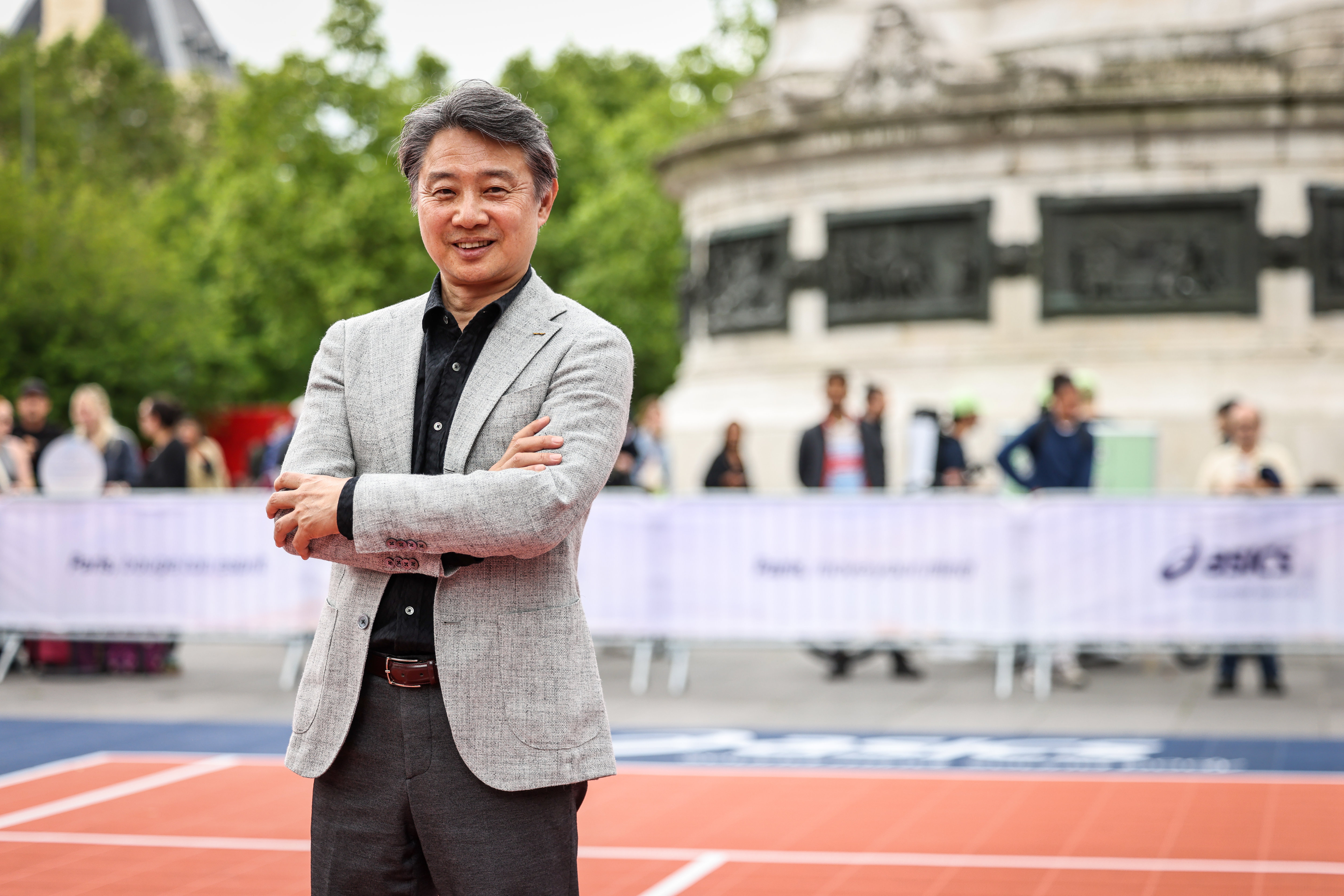 Mitsuyuki Tominaga (ici jeudi 23 mai place de la République, à Paris) est le président et directeur de l’exploitation de la célèbre marque japonaise d'équipements sportifs. LP/Fred Dugit