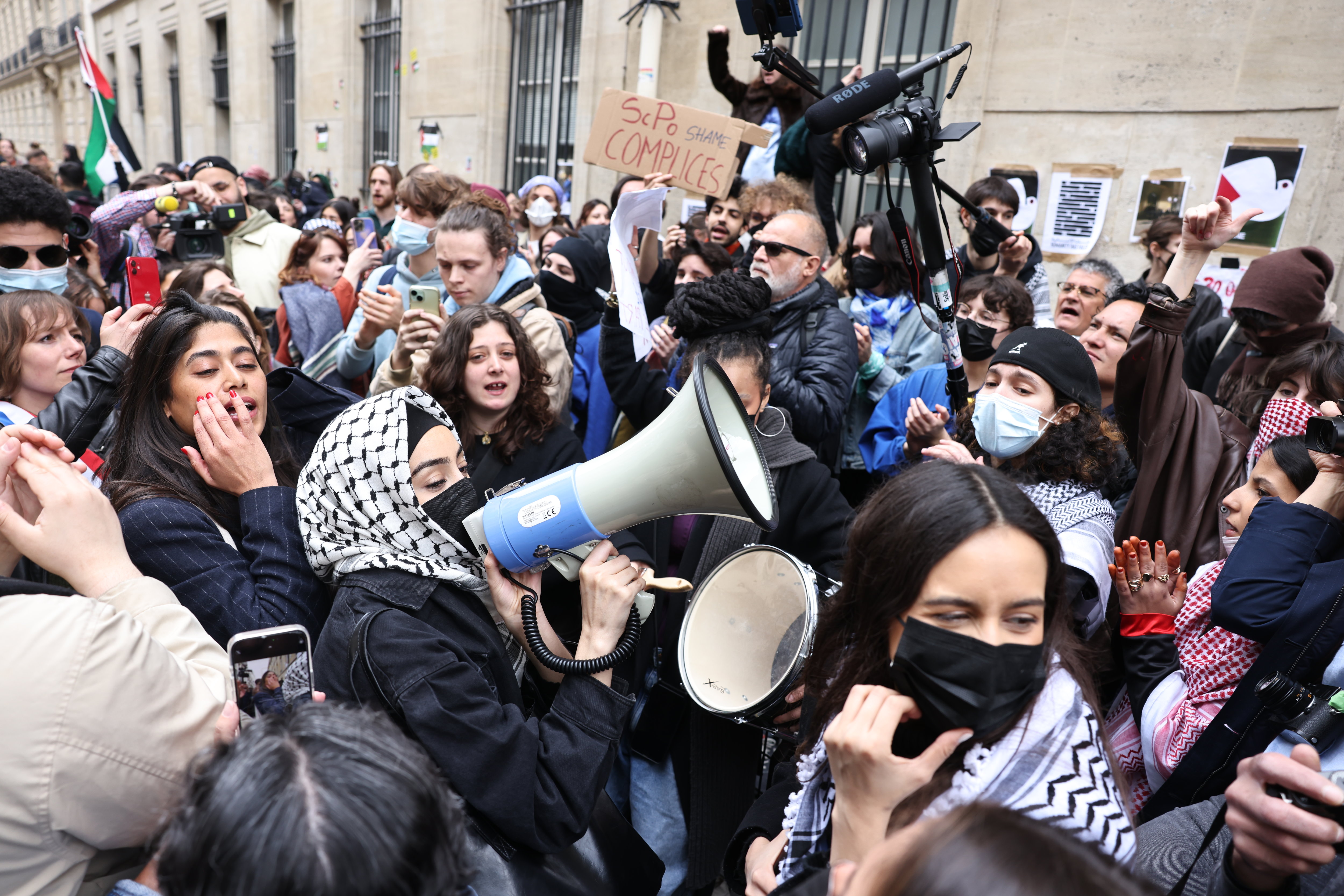 Paris, VIIe arrondissement. Des étudiants bloquaient ce vendredi matin les portes de l'établissement de Sciences-Po Paris pour réclamer l’arrêt de « la répression des voix propalestiniennes sur le campus ». LP/Fred Dugit