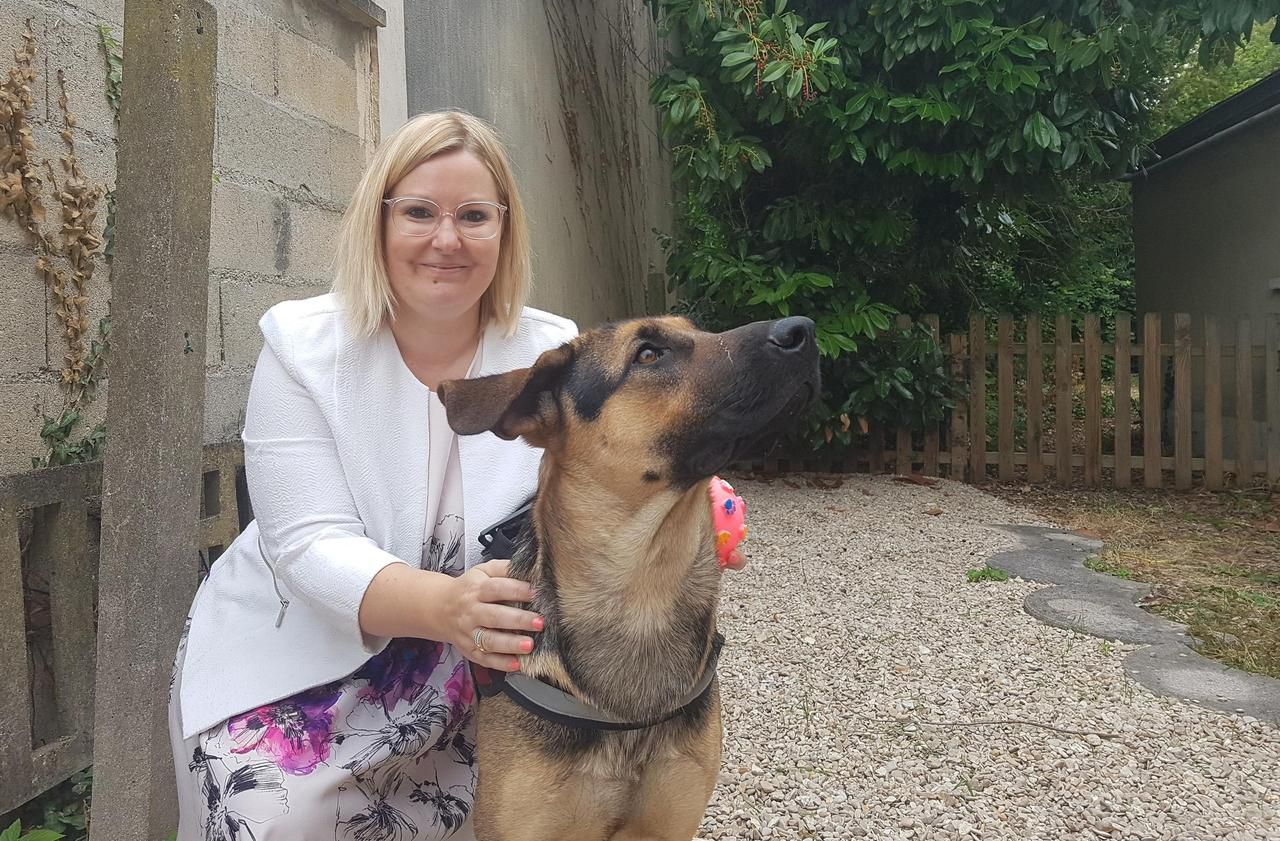 <b></b> Brétigny-sur-Orge (Essonne), vendredi. La députée (LREM) Laëtitia Romeiro Dias, ici dans le jardin de sa permanence parlementaire avec sa chienne Shelby qu’elle a sauvée de la maltraitance.