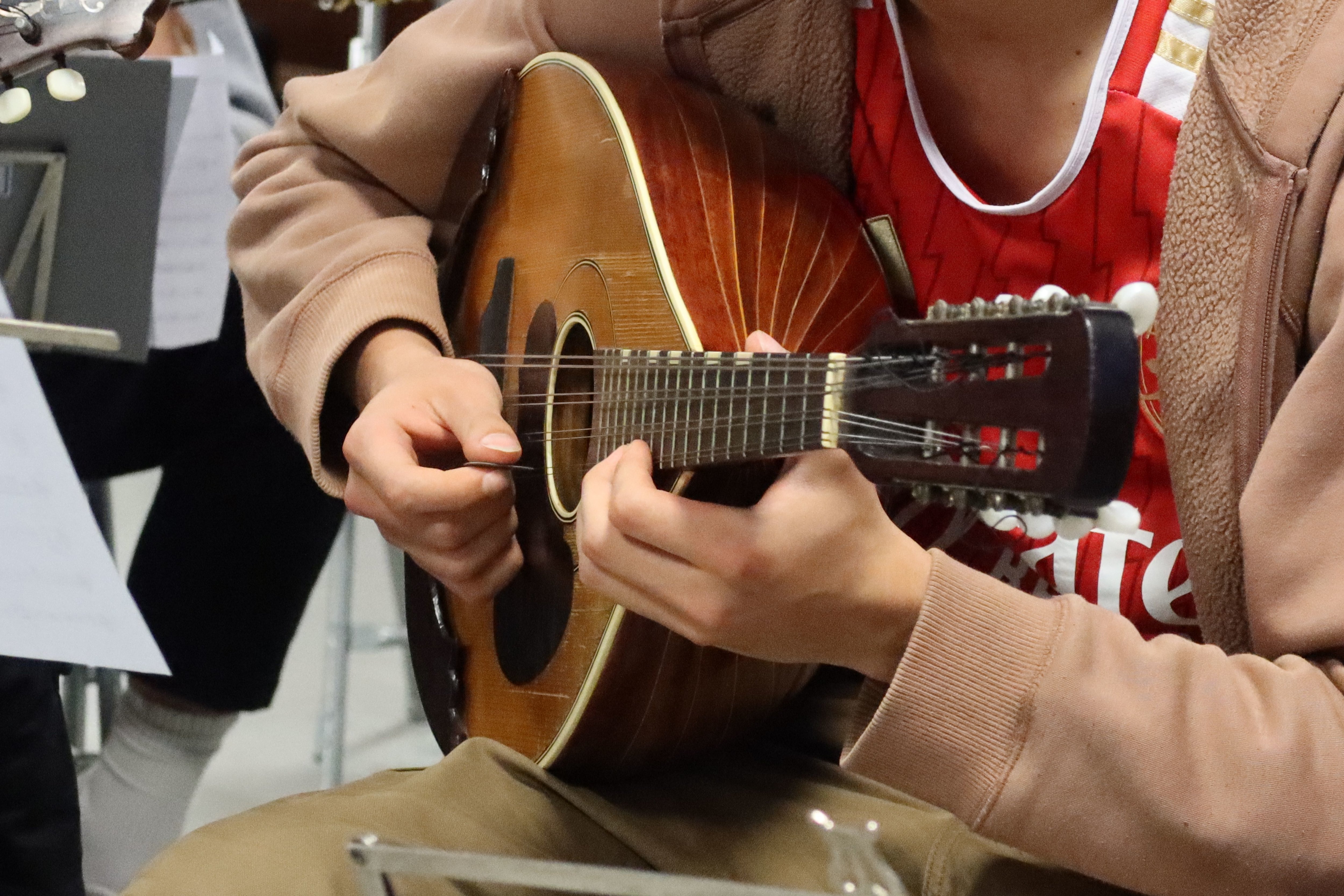 Argenteuil (Val-d'Oise), mardi 7 mai. L'Estudiantina est un orchestre à plectre qui compte 70 musiciens amateurs, guitaristes et mandolinistes. Il est dirigé par Floentino Calvo. LP/Thibault Chaffotte