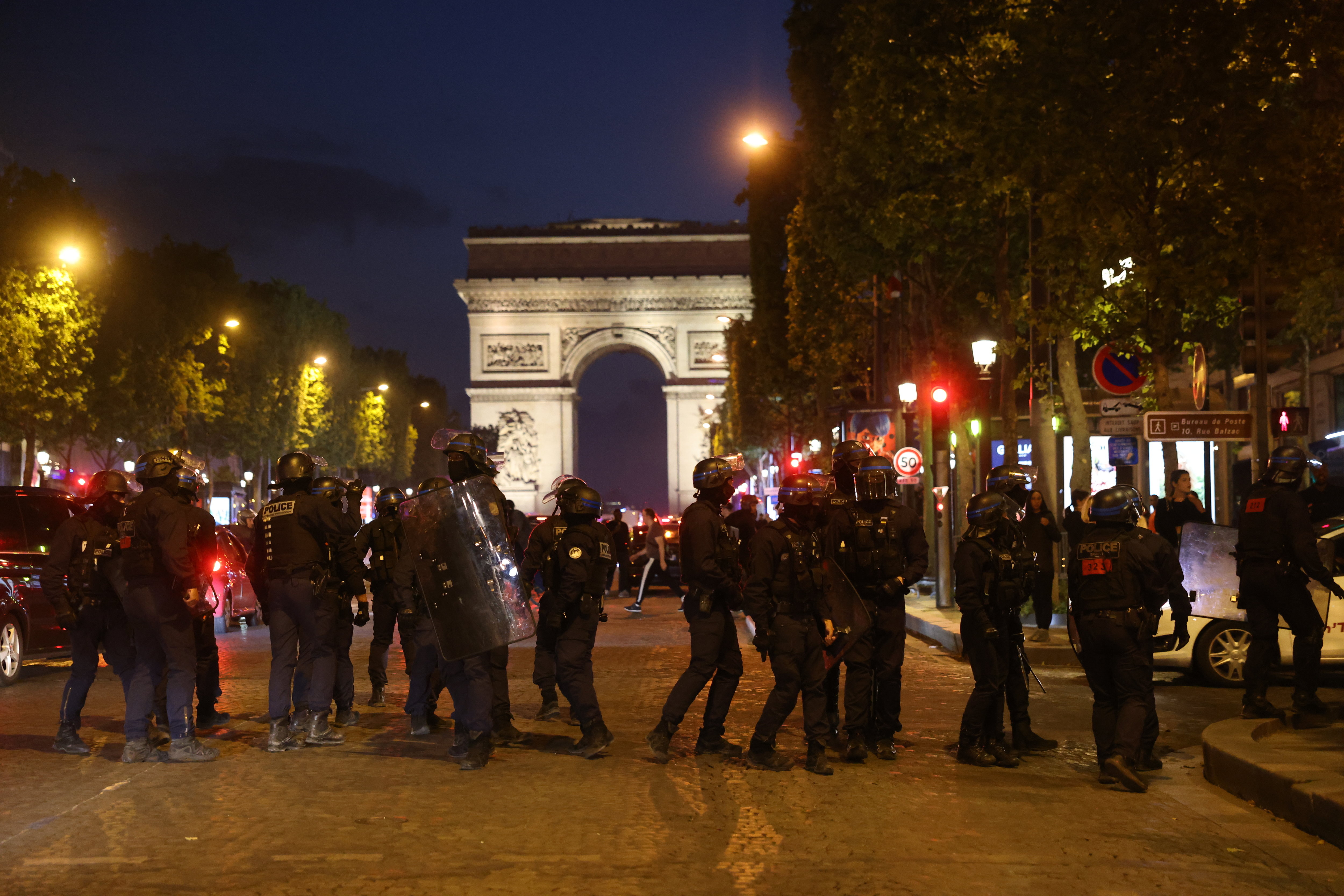 Champs-Élysées (Paris VIIIe), le 1er juillet. Mobilisées en nombre, les forces de l'ordre ont empêché les manifestants de déborder sur l'avenue après la mort de Nahel. LP/Olivier Lejeune