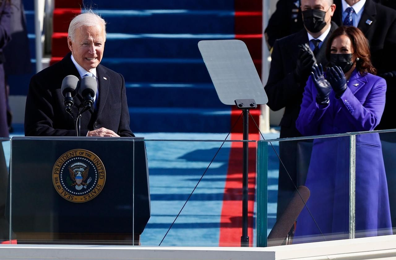 <b></b> Joe Biden à l’issue de son discours d’investiture, applaudi notamment par la vice-présidente Kamala Harris. 