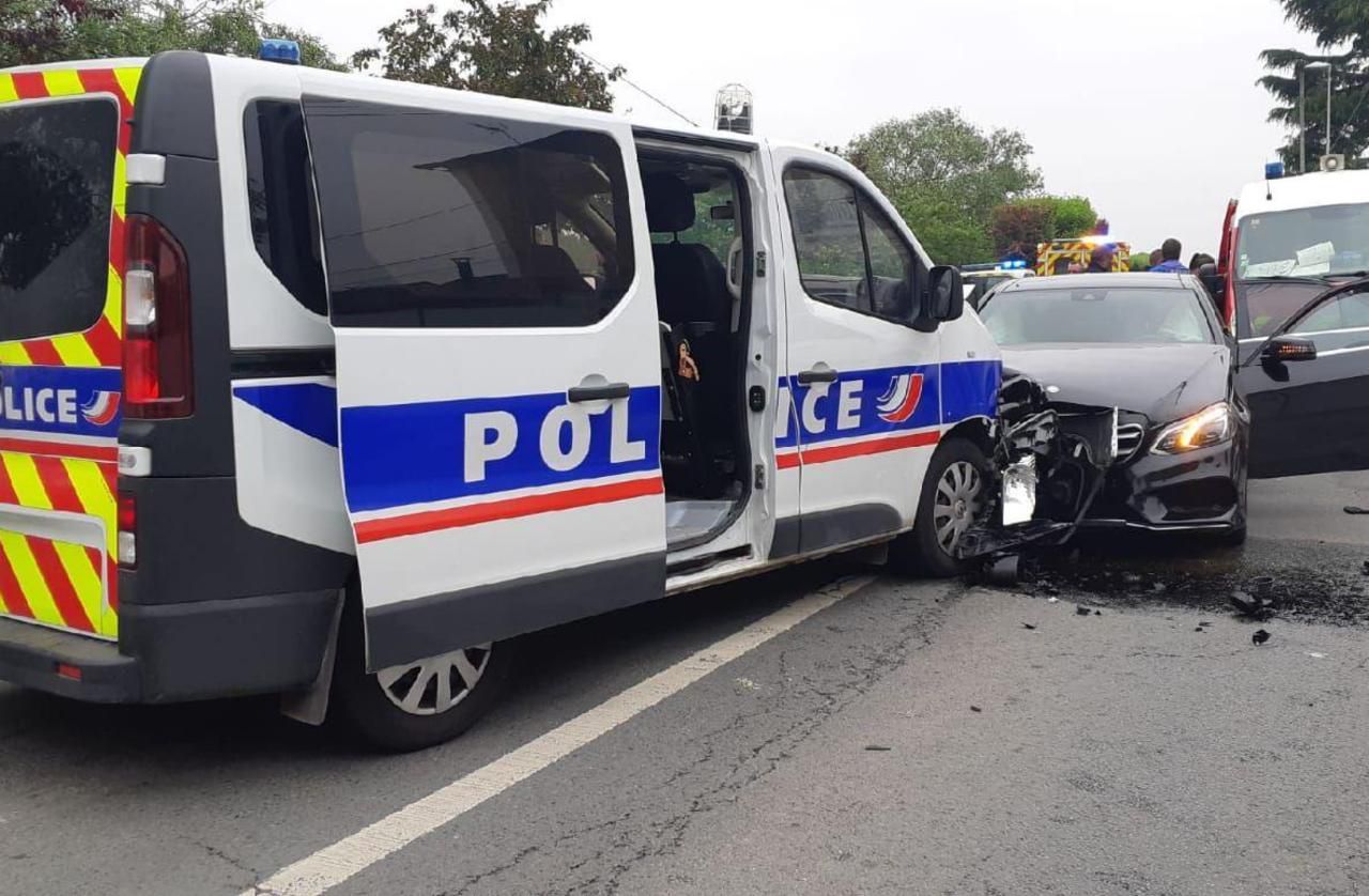 <b></b> Athis-Mons, le 15 mai 2018. La voiture des malfaiteurs est venue s’encastrer dans le fourgon de police.