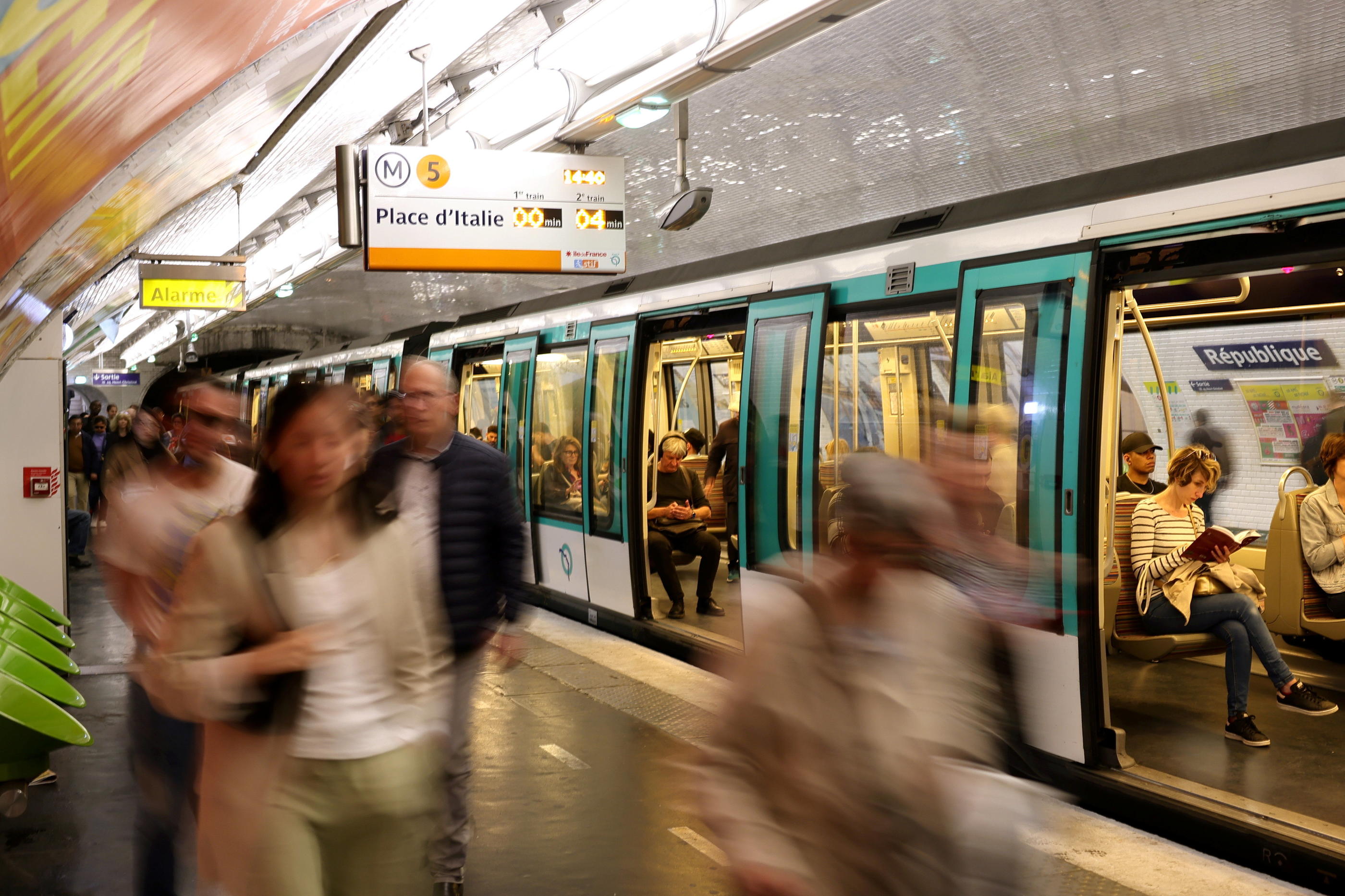 La ligne 5 du métro circule entre Bobigny et Place d'Italie.
