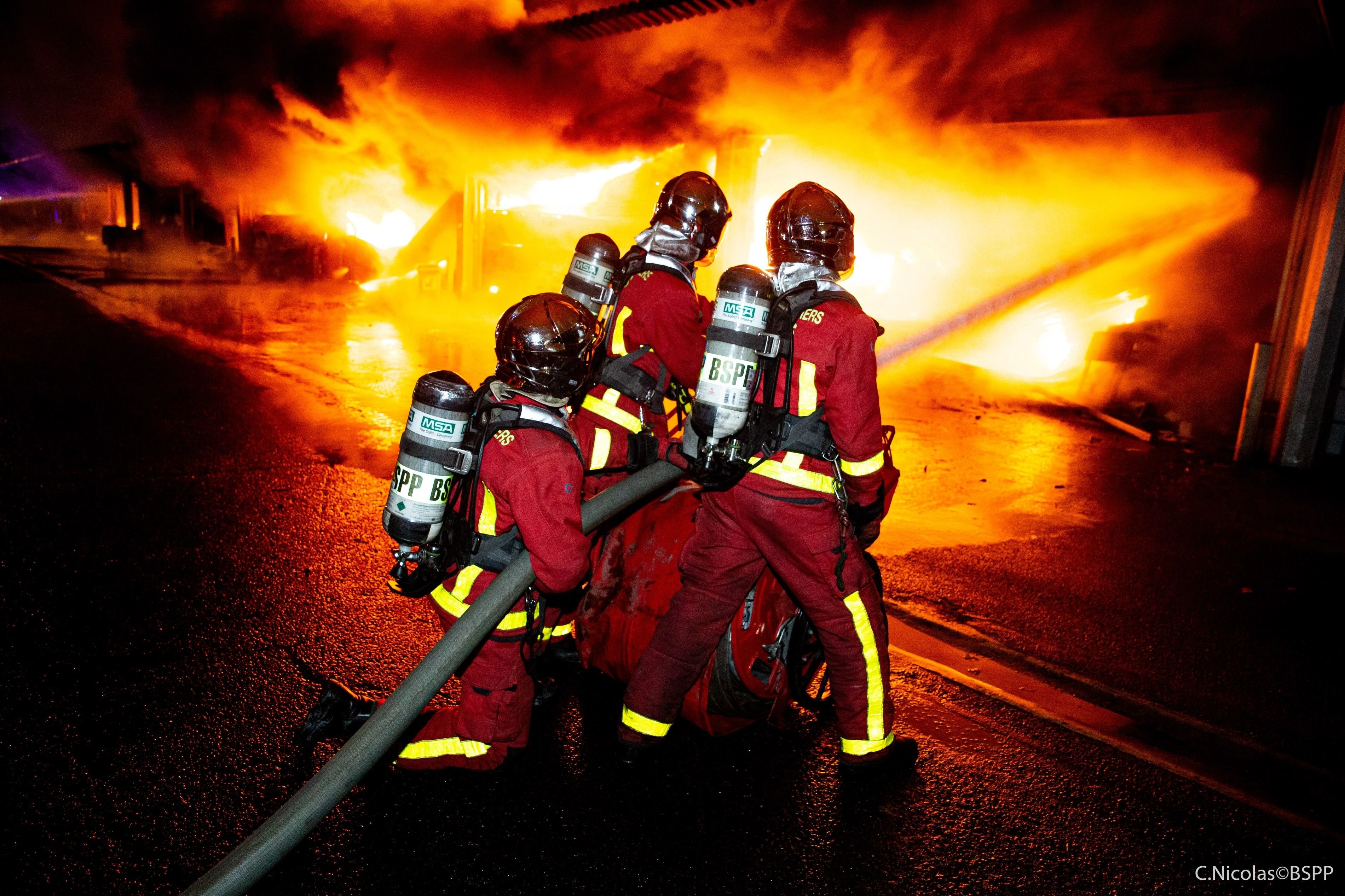 Stains. Au plus fort de l'intervention, quelque 150 pompiers sont intervenus sur l'incendie de l'entrepôt. BSPP/C. Nicolas