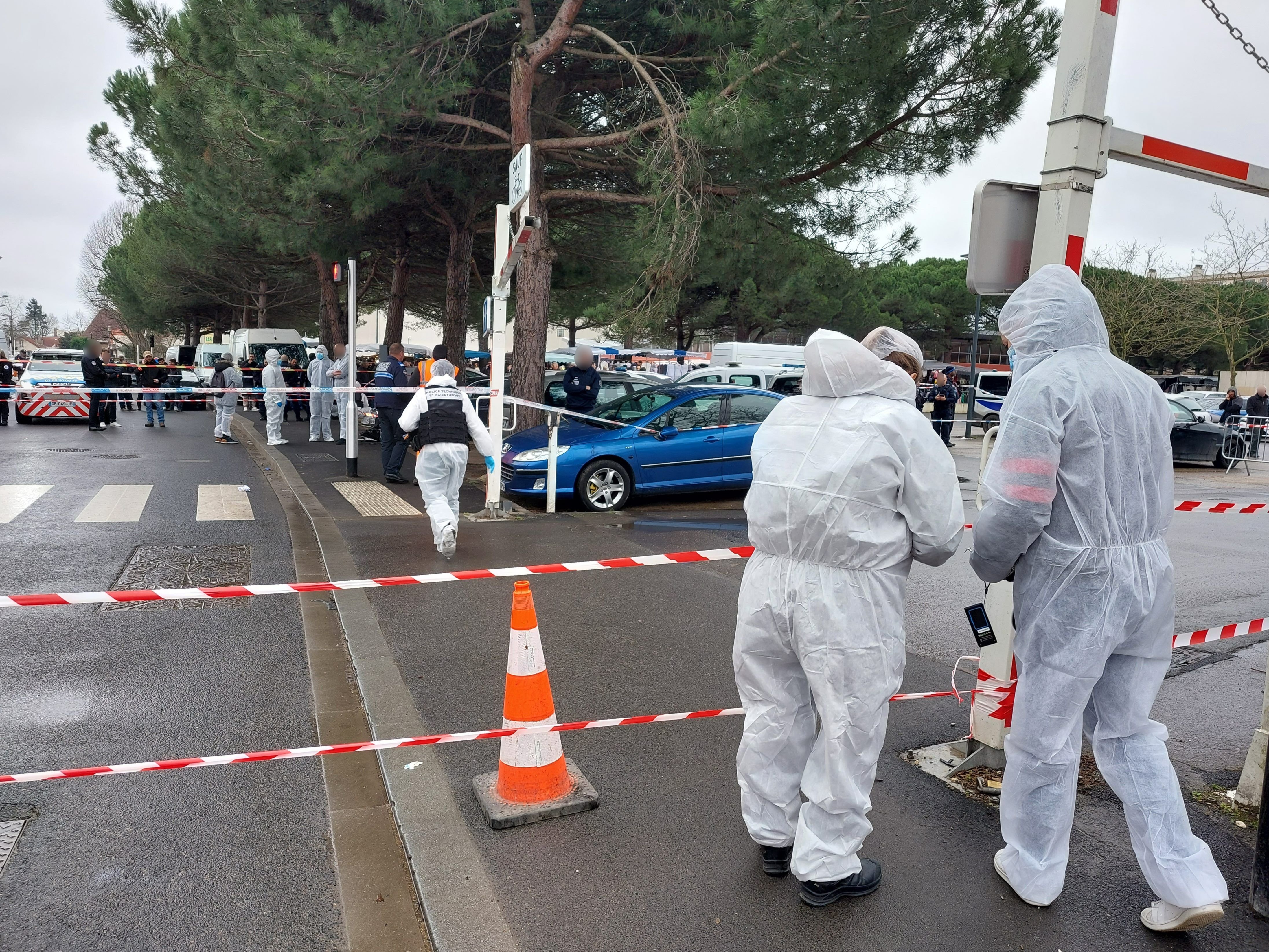 Ris-Orangis (Essonne), le 14 février. Les règlements de comptes, comme ici l'assassinat d'un homme de 30 ans, sur le parking du marché, sont parfois commis par d'anciens braqueurs devenus hommes de main. Dans cette enquête, aucune interpellation n'a pour l'heure eu lieu. LP/Florian Garcia