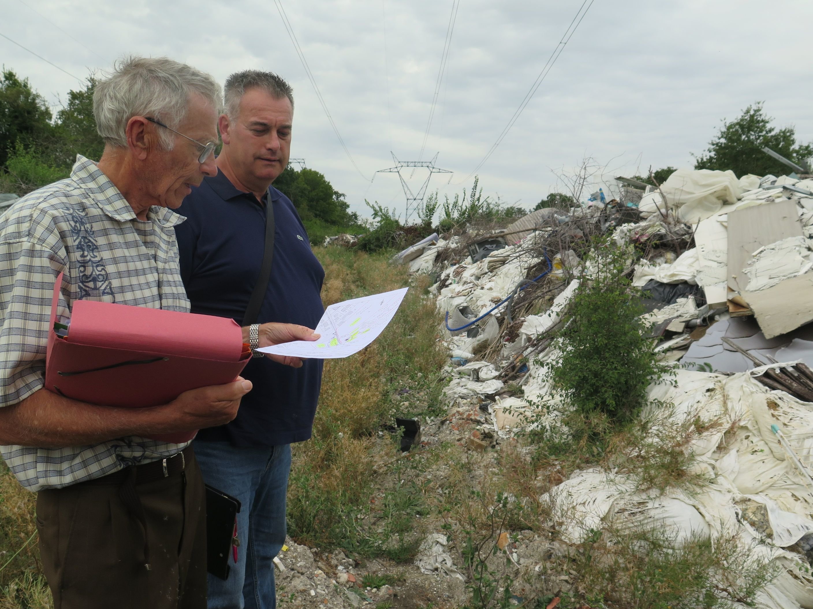 Osny (Val-d'Oise), jeudi 29 août. Alain Torzec et Jean-François Maillard font partie des propriétaires qui se retrouvent dans une situation inextricable après l'utilisation de leurs terrains comme décharge par des membres de la communauté rom. LP/Ma.P.)