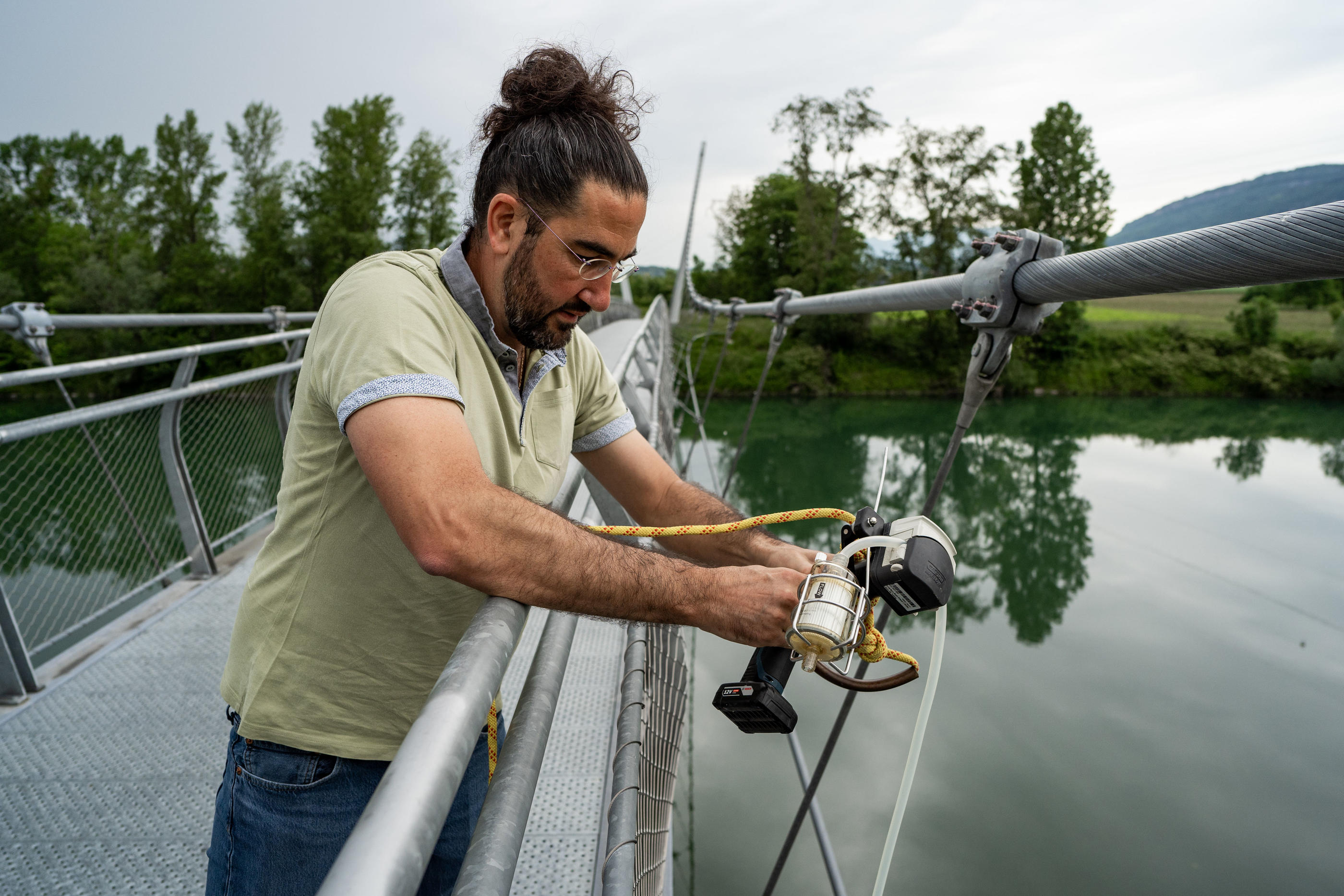 Mathieu Rocle, ingénieur à la Compagnie nationale du Rhône, installe un filtre dans le fleuve pour « collecter les brins d’ADN de toutes les espèces dans un rayon de plusieurs centaines de mètres ». LP/Nicolas Liponne