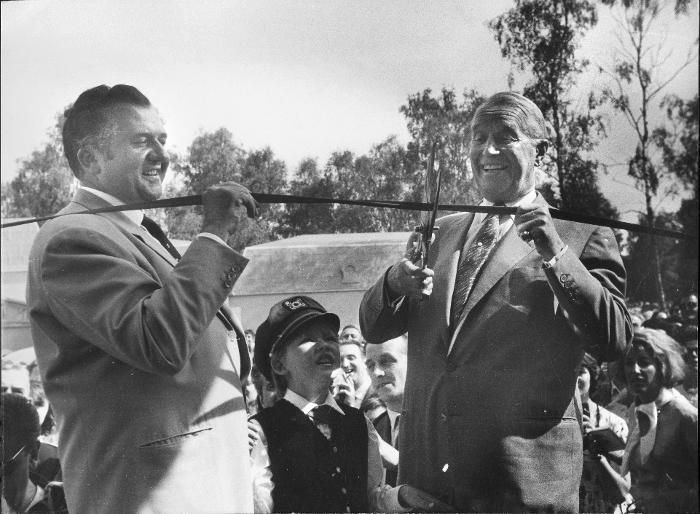 En 1963, Jean Richard (à gauche) ouvre la Mer de Sable, demandant à Maurice Chevalier de couper le ruban le jour de l'inauguration. LP