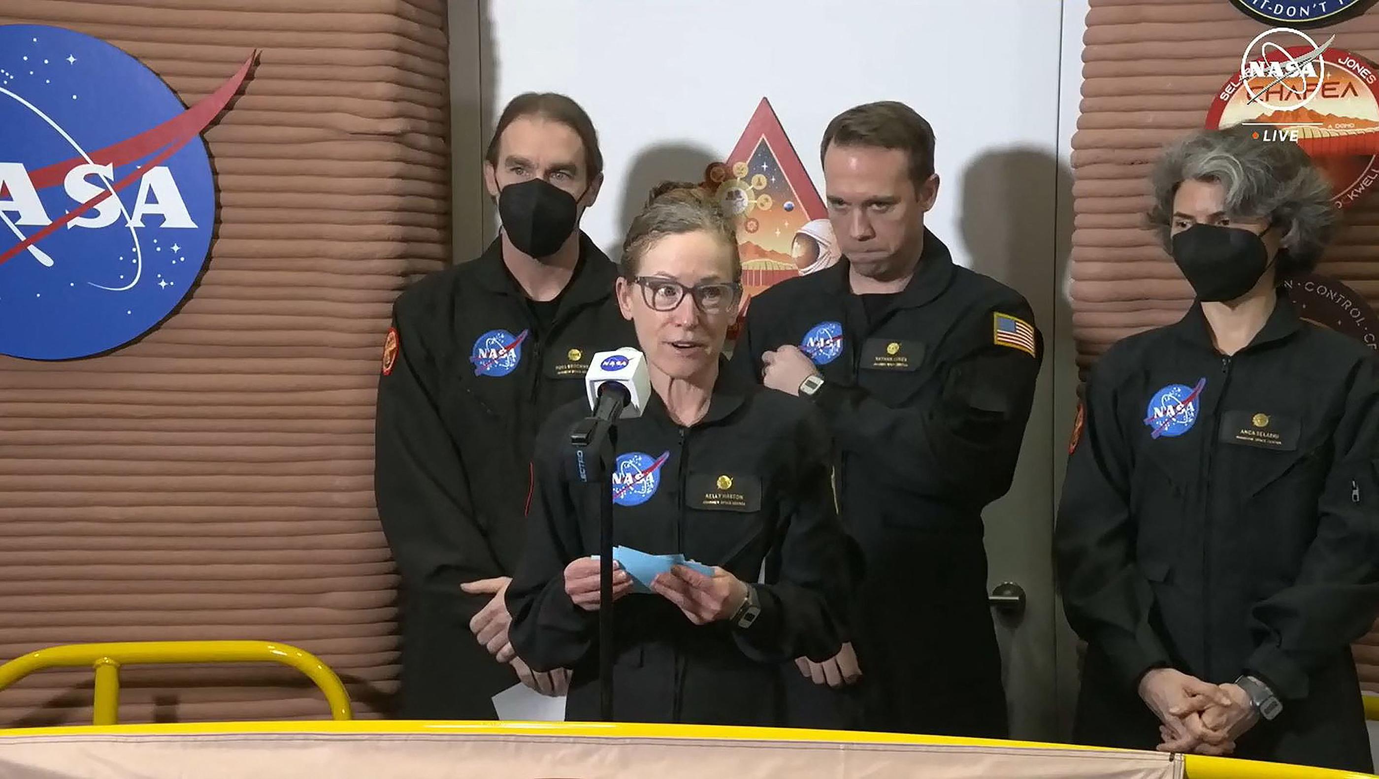 Centre spatial Johnson à Houston (Texas), le 6 juillet. La cheffe de mission Kelly Haston au micro, avec ses compagnons (de g. à d.) Ross Brockwell, Nathan Jones and Anca Selariu, à la sortie du simulateur. AFP/Nasa TV/Jose Romero