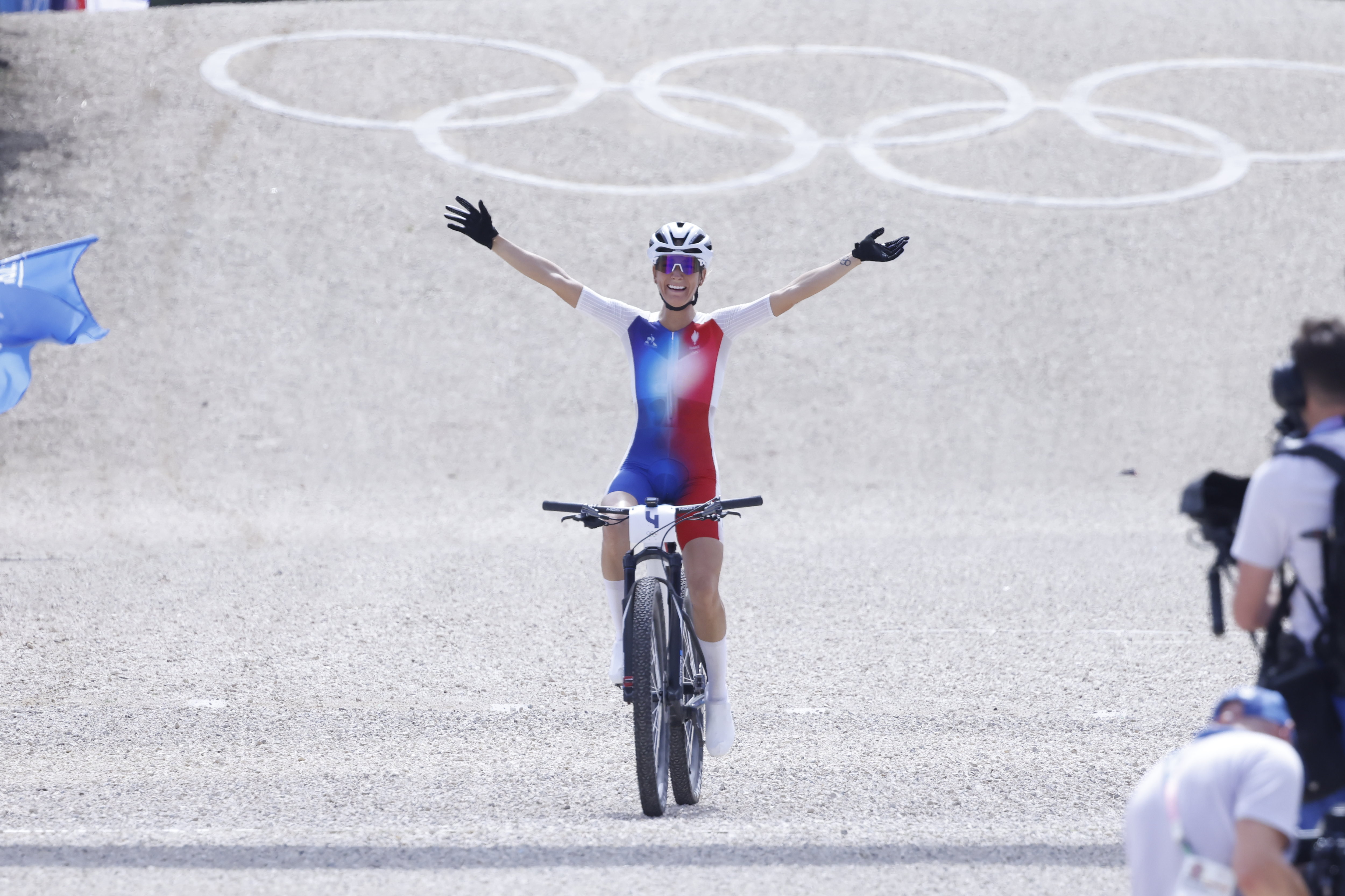 Pauline Ferrand-Prévot, ultra-dominatrice de la course de VTT des JO de Paris 2024, remporte sa première médaille d'or. LP / Olivier Corsan