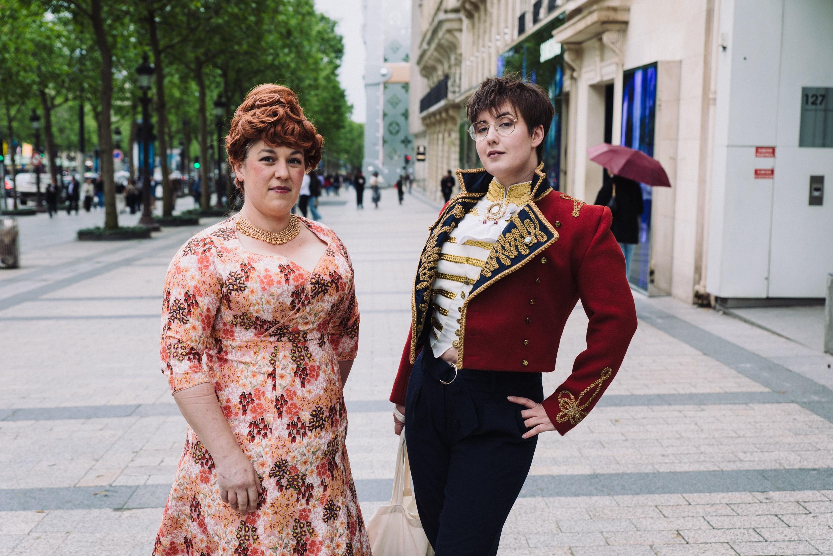 Anne et Milou sont venus déguisées à l'avant-première de la saison 3 de «la Chronique des Bridgerton», mardi au cinéma Publicis, à Paris. LP/Philippe Labrosse