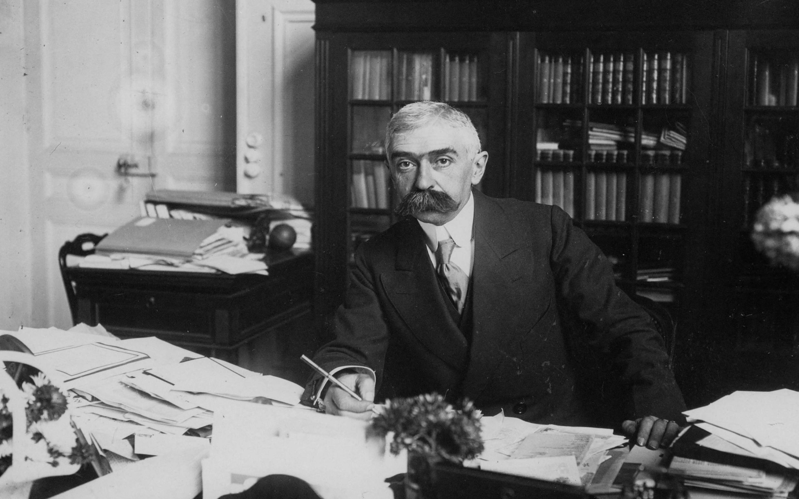 Passionné de sport et visionnaire au début du XXe siècle, le baron de Coubertin embarrasse à quelques mois du début des JO de Paris 2024. Roger-Viollet