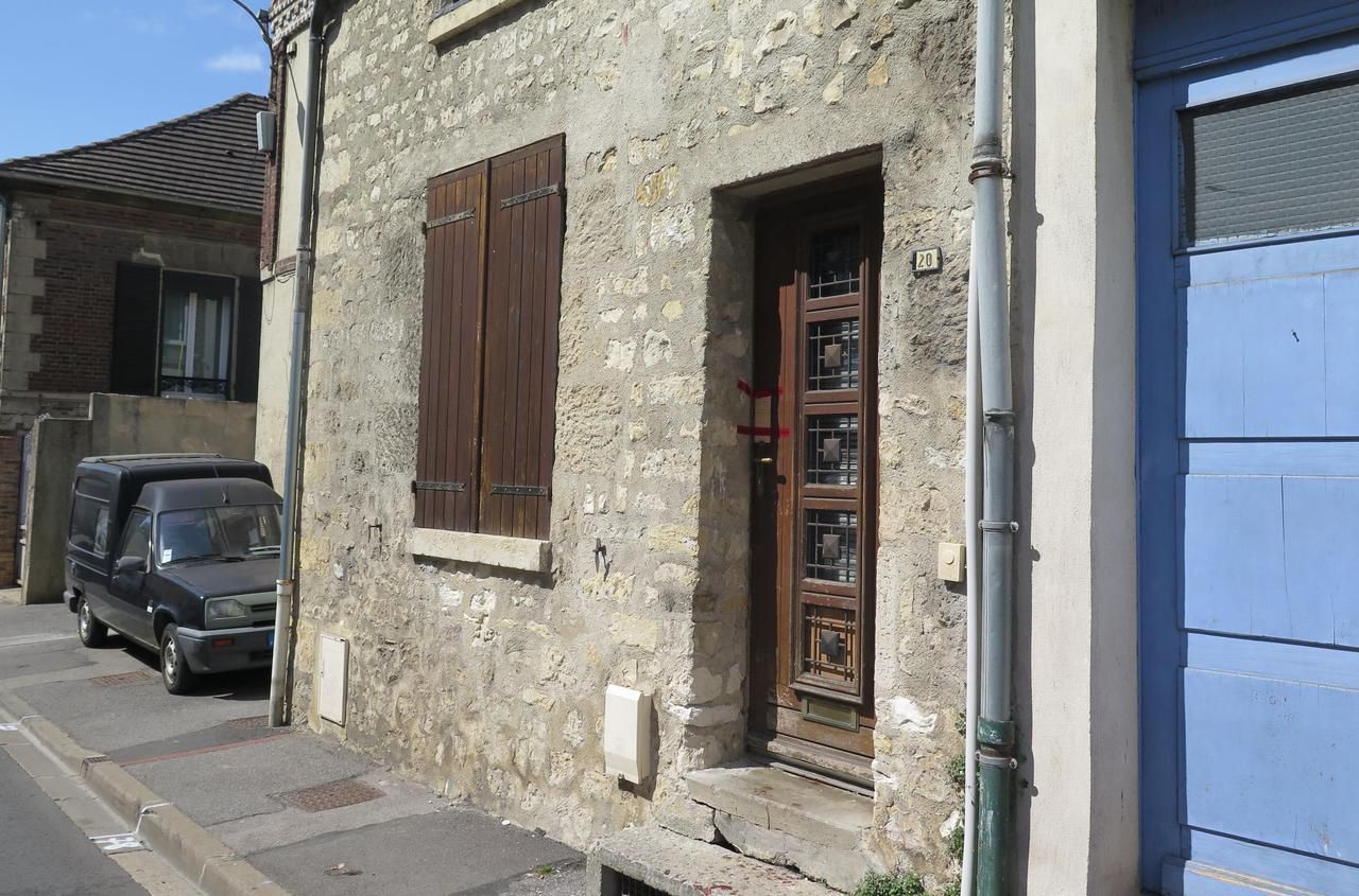 <b></b> Margny-lès-Compiègne, jeudi. Devant ce petit pavillon du centre-ville, de nombreuses traces de sang témoignent de la gravité de la blessure de la victime.