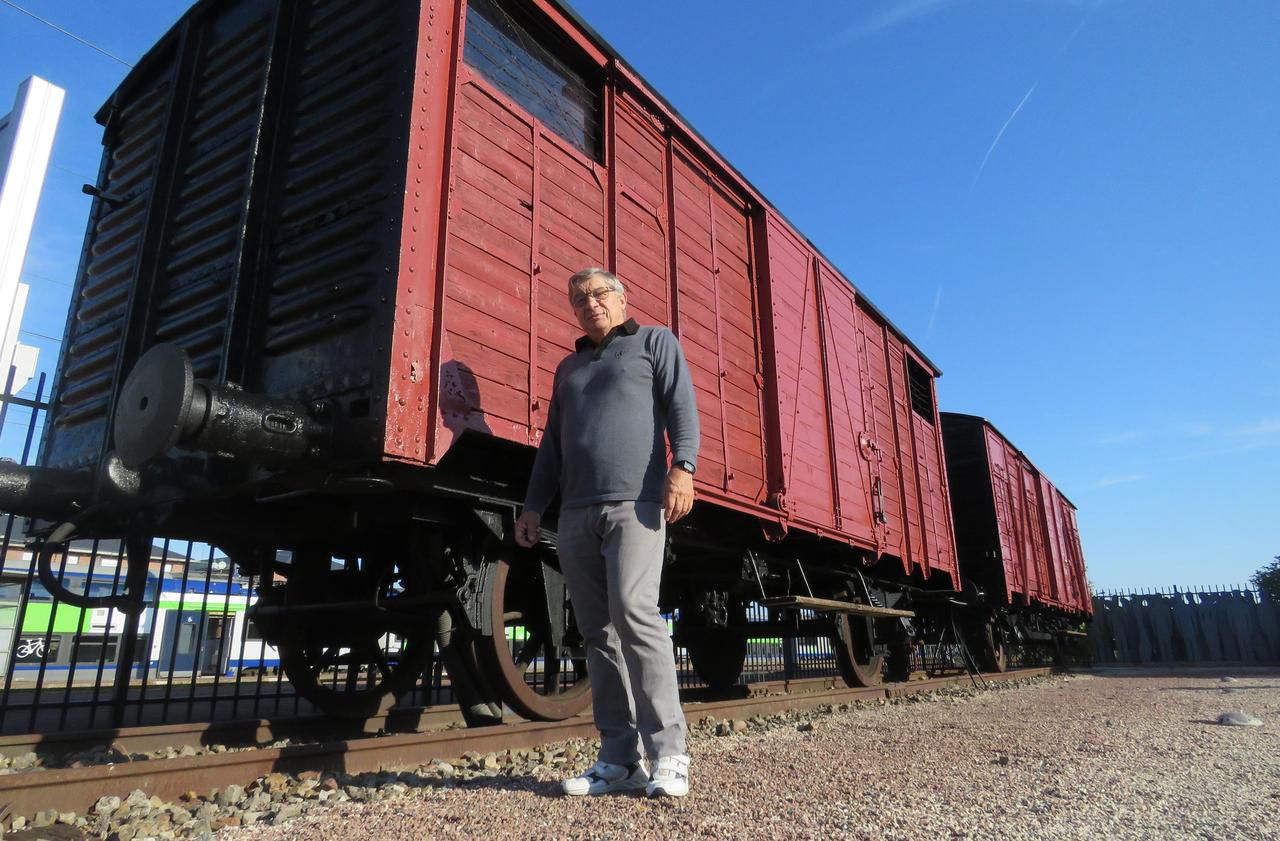 <b></b> Margny-lès-Compiègne, dimanche. Raymond Lovato devant le Mémorial du wagon de la déportation à la gare de Compiègne. 