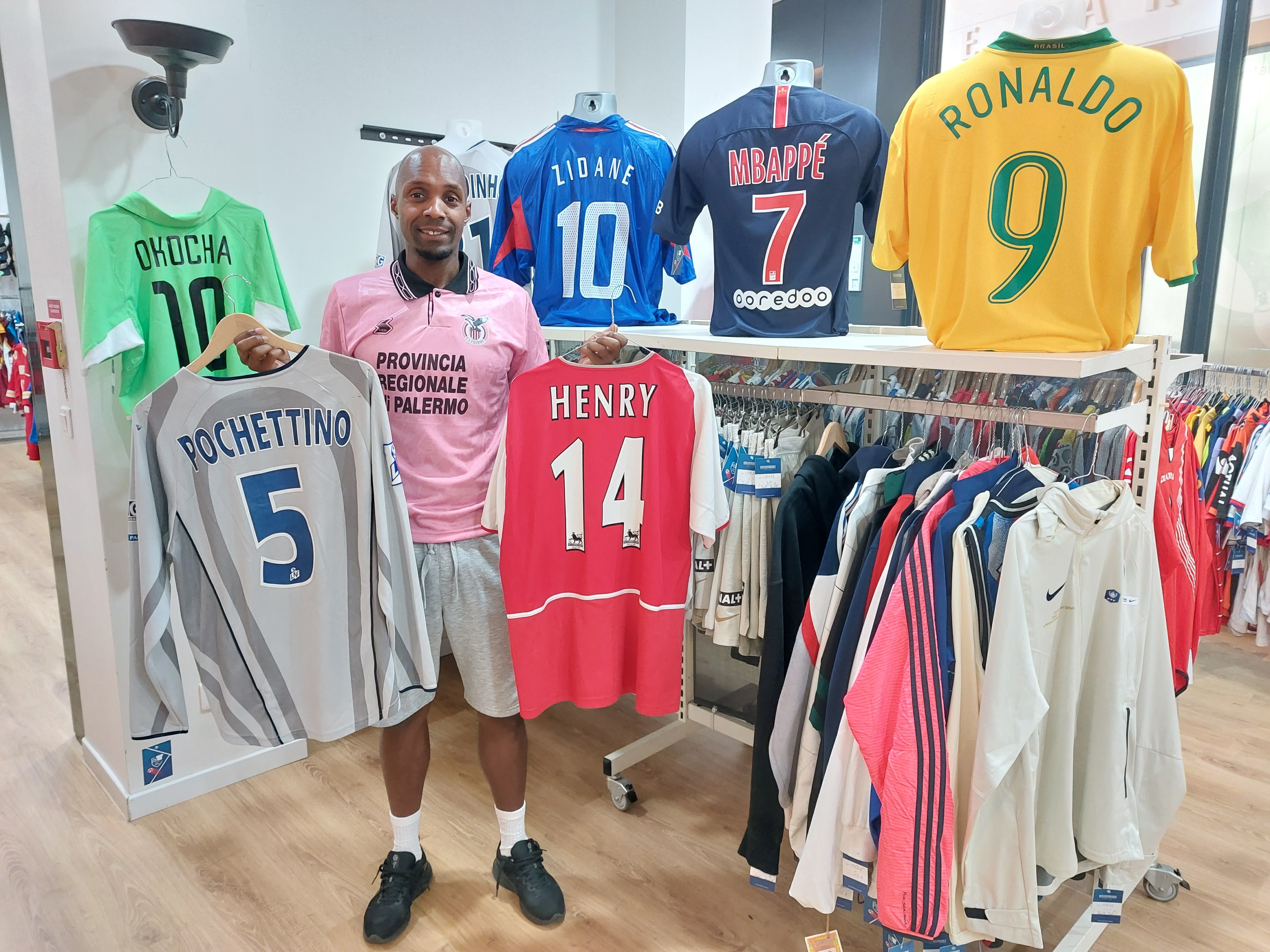 Collégien (Seine-et-Marne), jeudi 5 septembre 2024. Yoannick présente quelques maillots des stars du ballon rond vendus jusqu'à samedi dans la boutique éphémère du centre commercial Bay 2. LP/Thomas Segissement