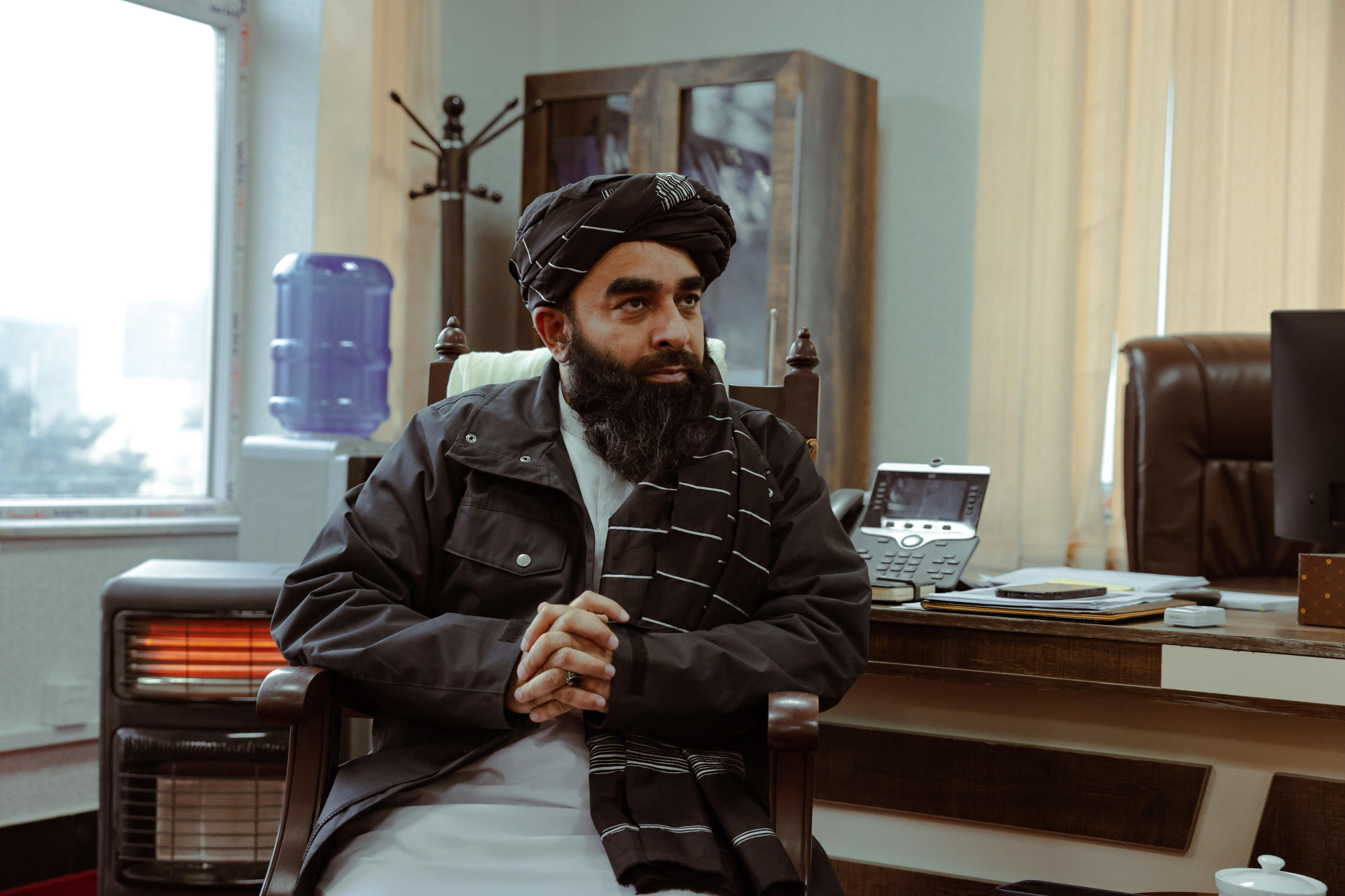 Ce 15 janvier, Zabihullah Mudjahid, porte-parole du gouvernement taliban en Afghanistan, nous a reçus trente minutes dans son bureau de Kaboul à la moquette rouge et aux bibliothèques vitrées quasi vides. LP/Philippe de Poulpiquet