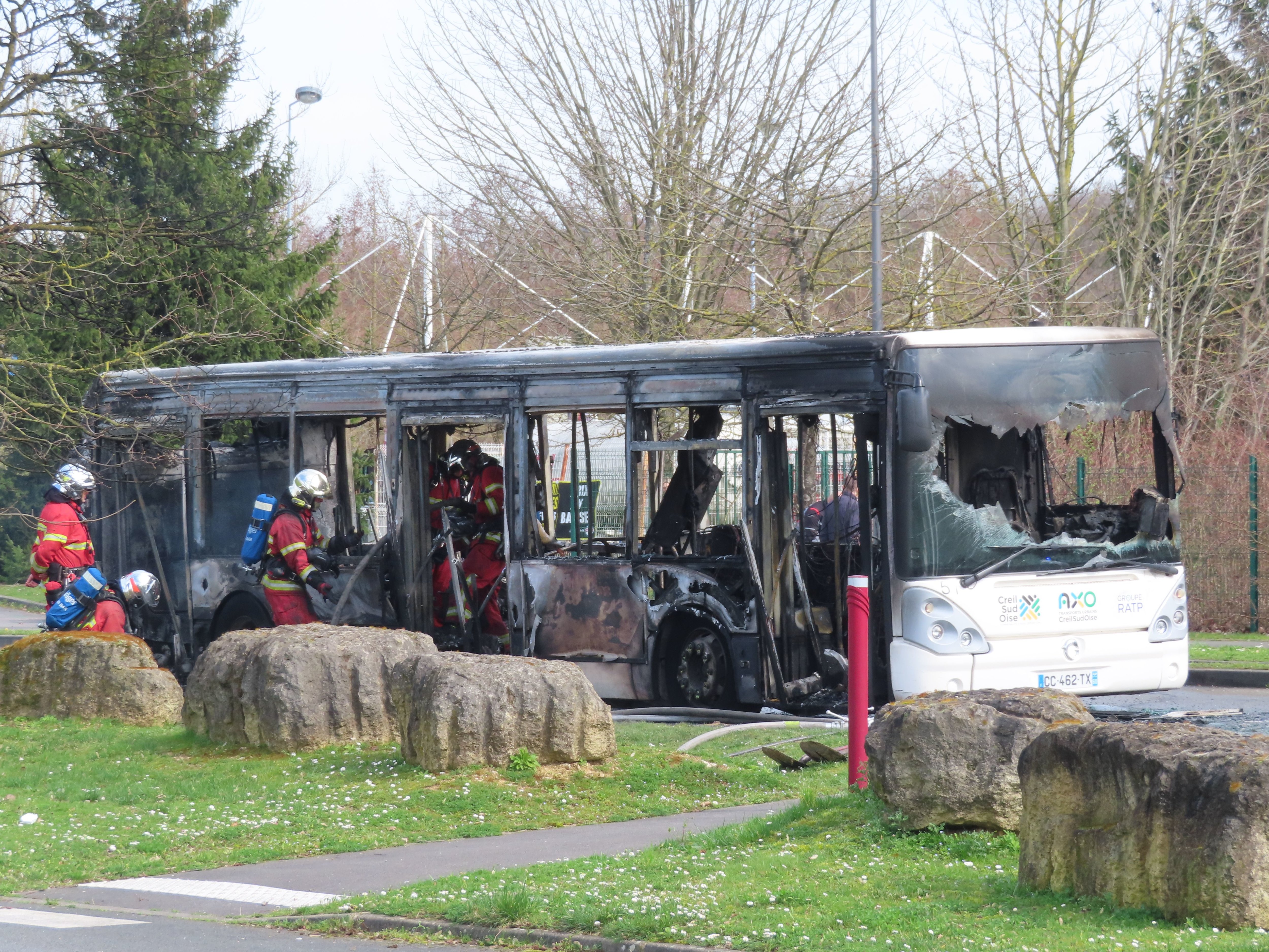 Un bus de l'agglomération Creil Sud Oise s'est embrasé dans la zone de Saint-Maximin, le conducteur et les quatre passagers sont indemnes. LP/Hervé Sénamaud