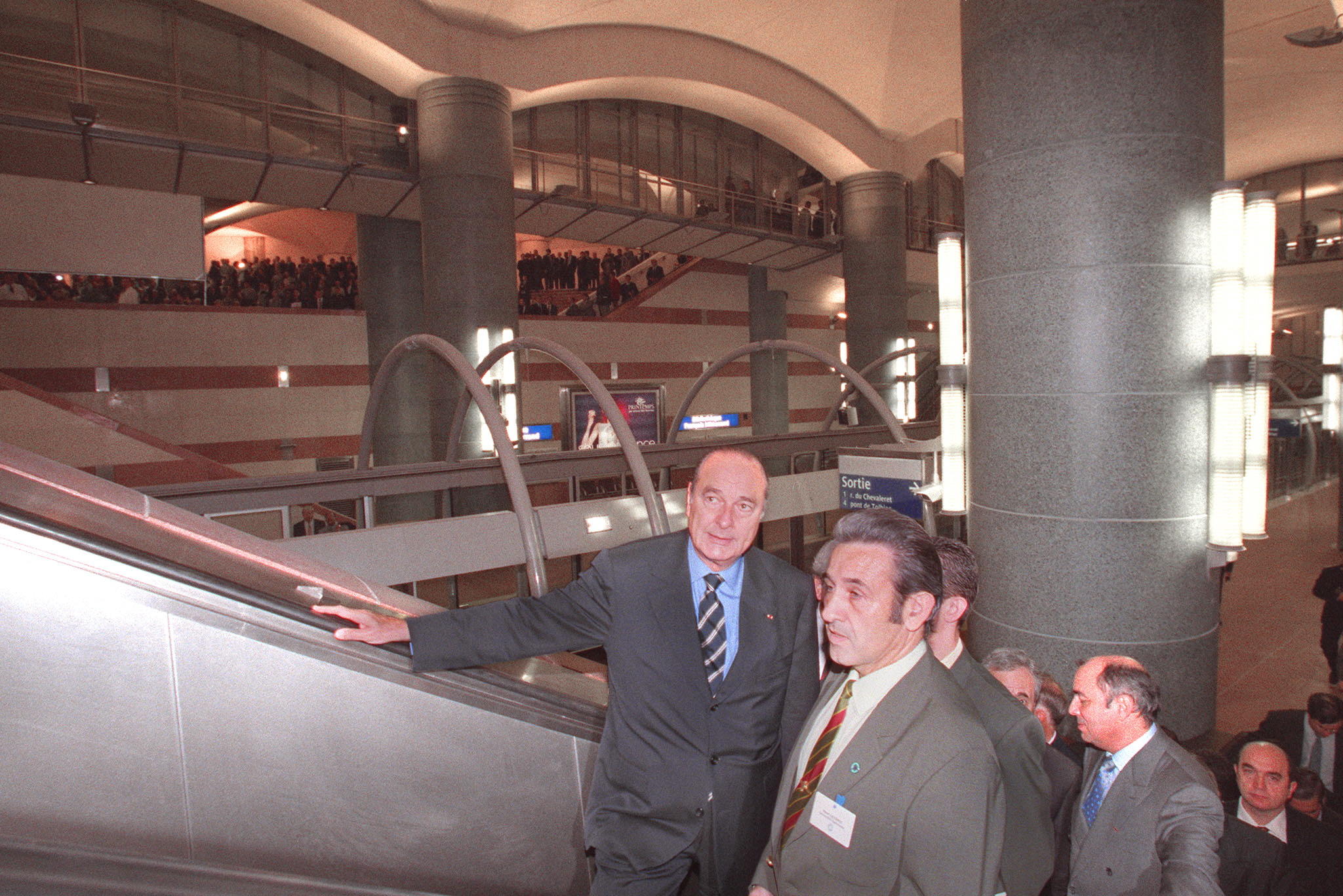 Paris (XIIIe), le 15 octobre 1998. Le président de la République Jacques Chirac est venu inaugurer la nouvelle ligne 14 (Météor) à la station Bibliothèque-François-Mitterrand. AFP/Gérard Fouet