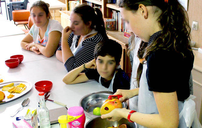 <b></b> Illustration. Après la cuisine italienne l’année dernière, les enfants vont cuisiner des plats scandinaves dans le cadre de la semaine thématique à Tournan-en-Brie. 