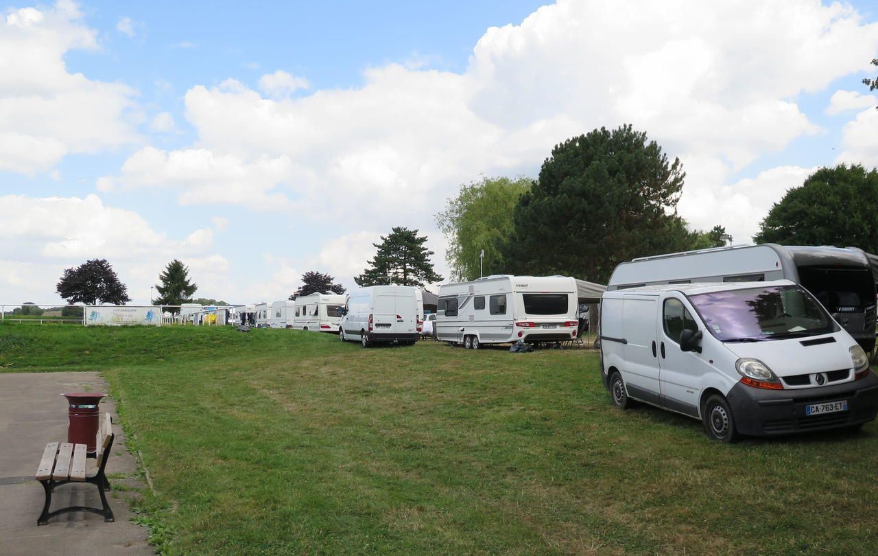 <b>Chevry-Cossigny, ce mardi.</b>  Des gens du voyage se sont installés dimanche sur un terrain de football et dans le village sportif de Chevry-Cossigny.