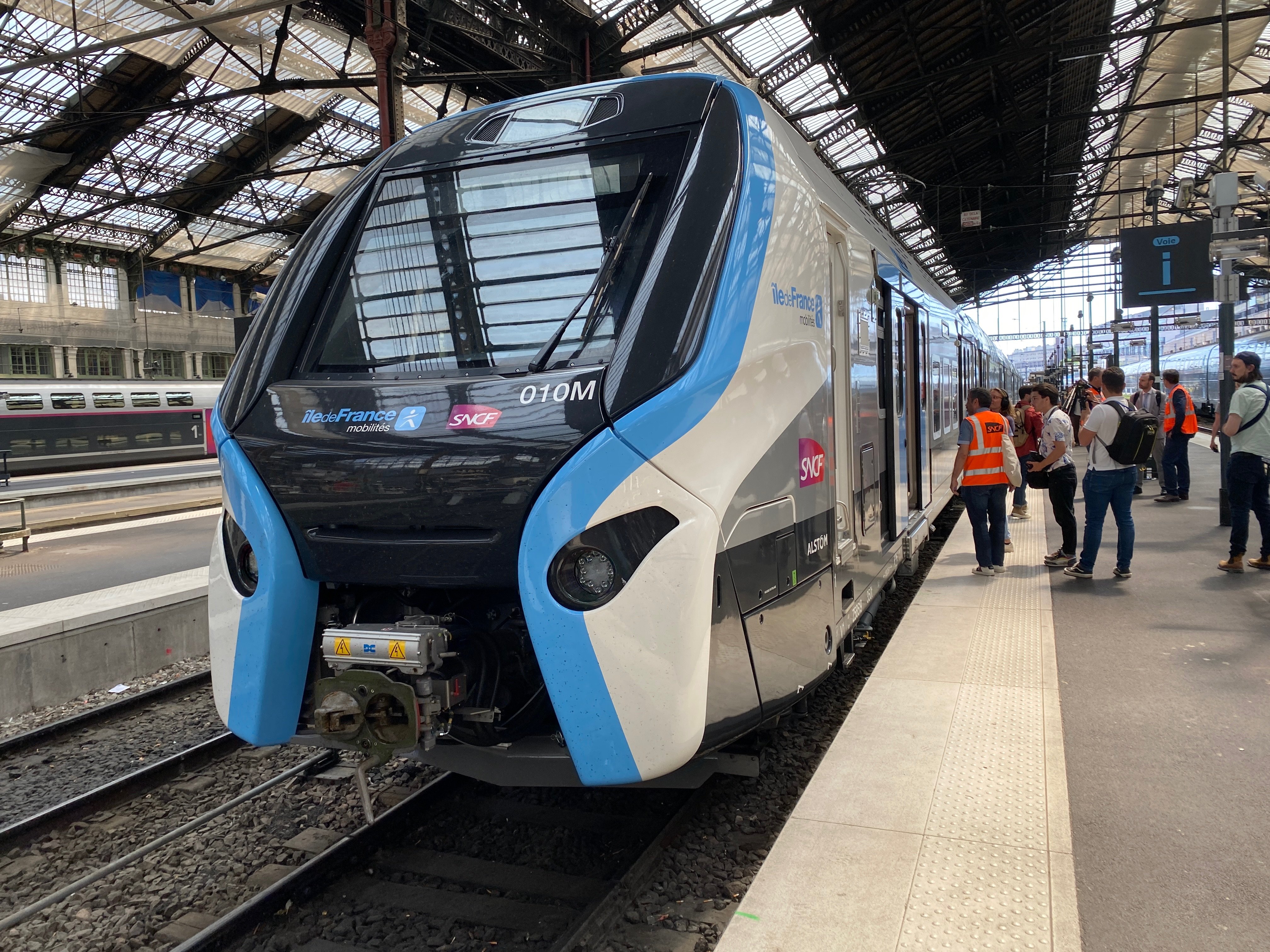 Les trains RER NG d’Alstom entrent en phase de test d’intégration sur le sud du RER D, comme ici à Gare de Lyon. Prévue au printemps 2024 sur le RER D, la mise est service est décalée à la fin de l'année 2024. LP/Sébastien Compagnon