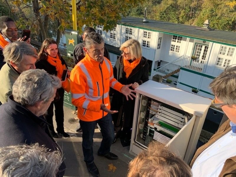Neuilly-sur-Seine, le 10 novembre 2021. Avec l'armoire fibre installée par Orange, 65 péniches sont désormais éligibles à l'Internet très haut débit. DR