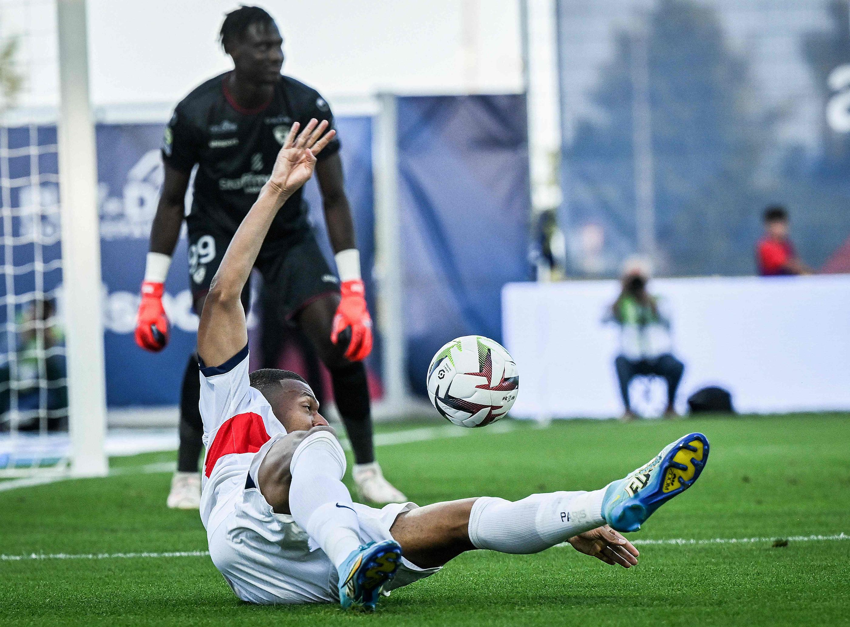 Kylian Mbappé n'a pas trouvé la faille face à Clermont. (OLIVIER CHASSIGNOLE / AFP)