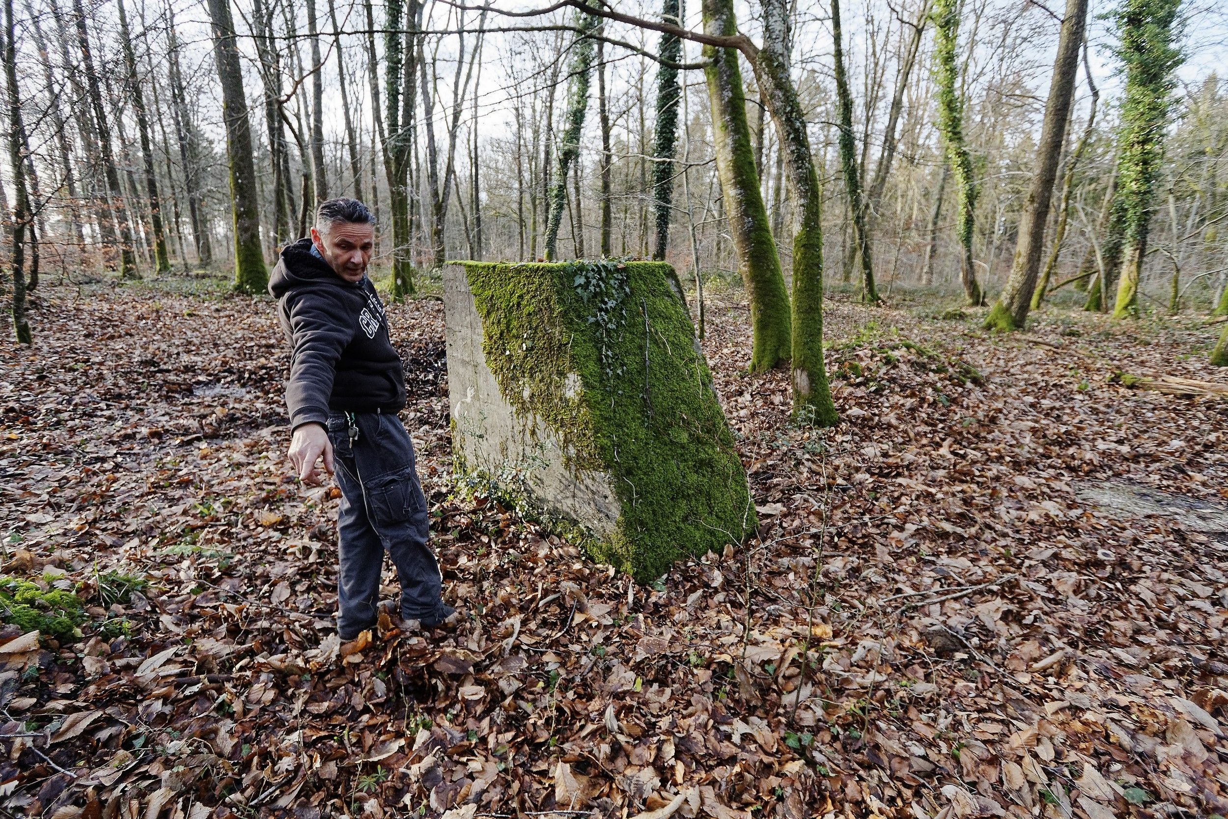 En forêt d’Eawy, à Maucomble, près de Dieppe (Seine-Maritime), Sylvain Mathieu devant les vestiges d’une base allemande. #Presse30