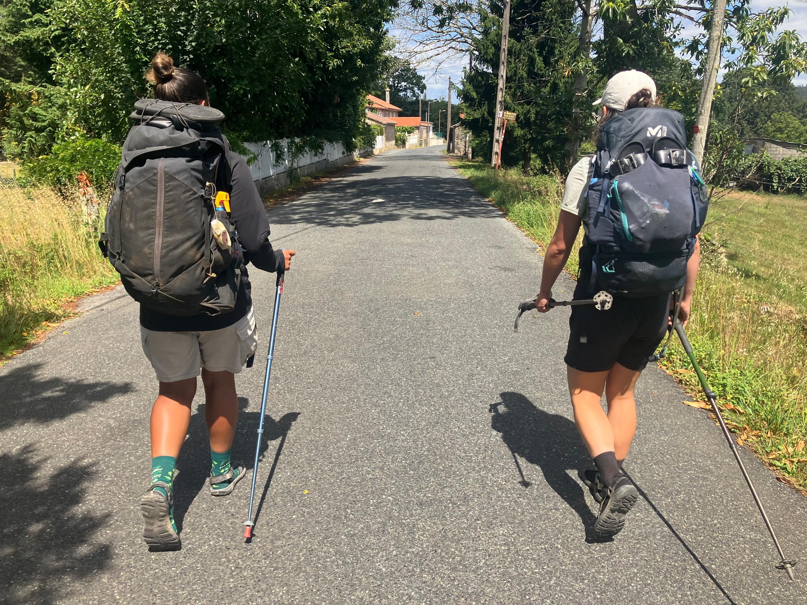 Eva, 16 ans, dont le prénom a été changé, à gauche, et Clémence, 27 ans, à droite, marchant sur le chemin de Compostelle. LP/Elsa Mari