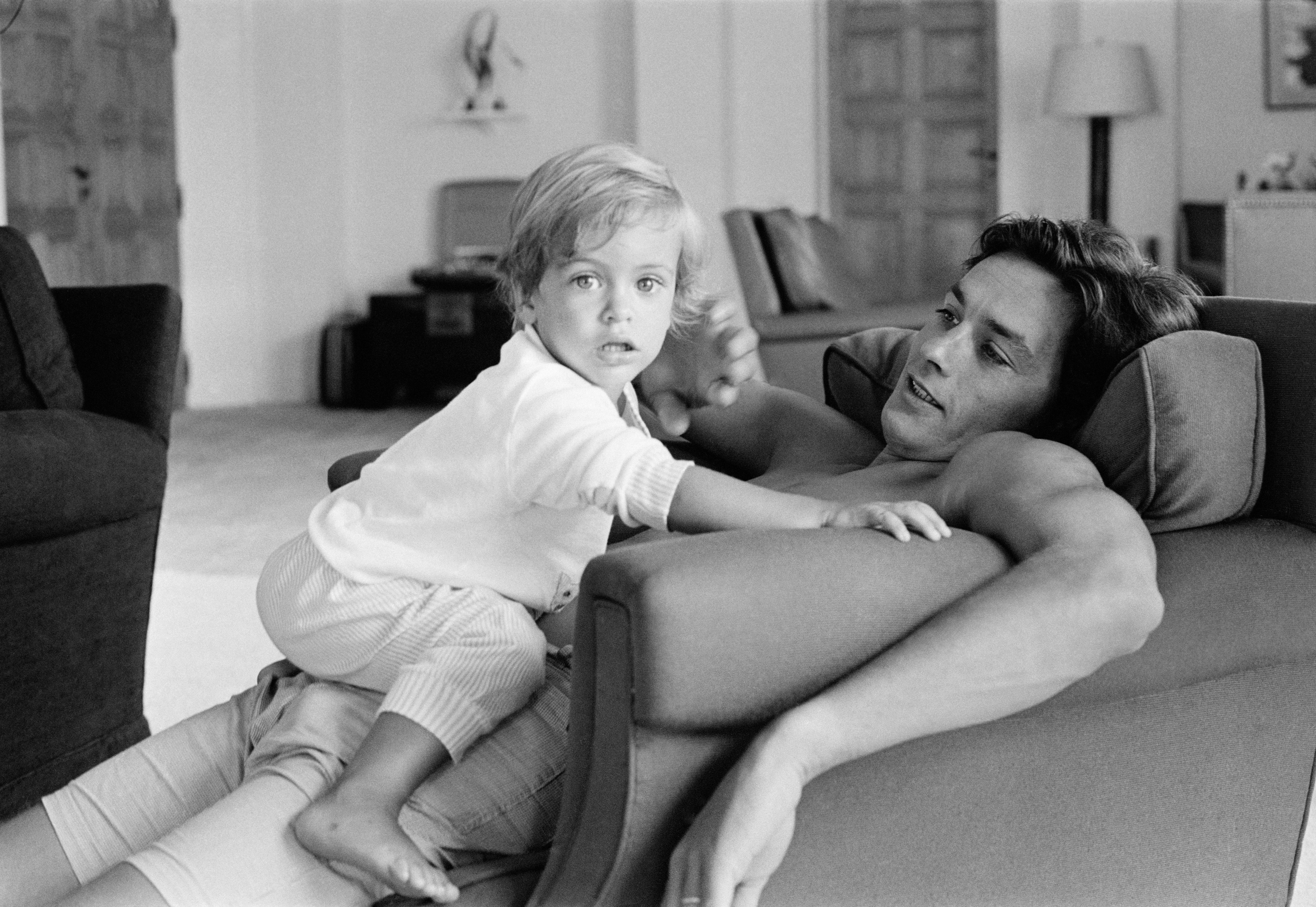 Alain Delon et son fils Anthony, à Saint-Tropez (Var), en juin 1966. Gamma/Botti