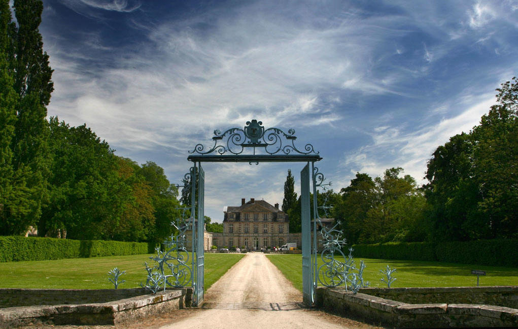 <b></b> Nandy. Le château accueille le tournage du long-métrage « Le retour du héros » avec Jean Dujardin et Mélanie Laurent. Le comédien devrait être présent jusqu’au 8 juin.