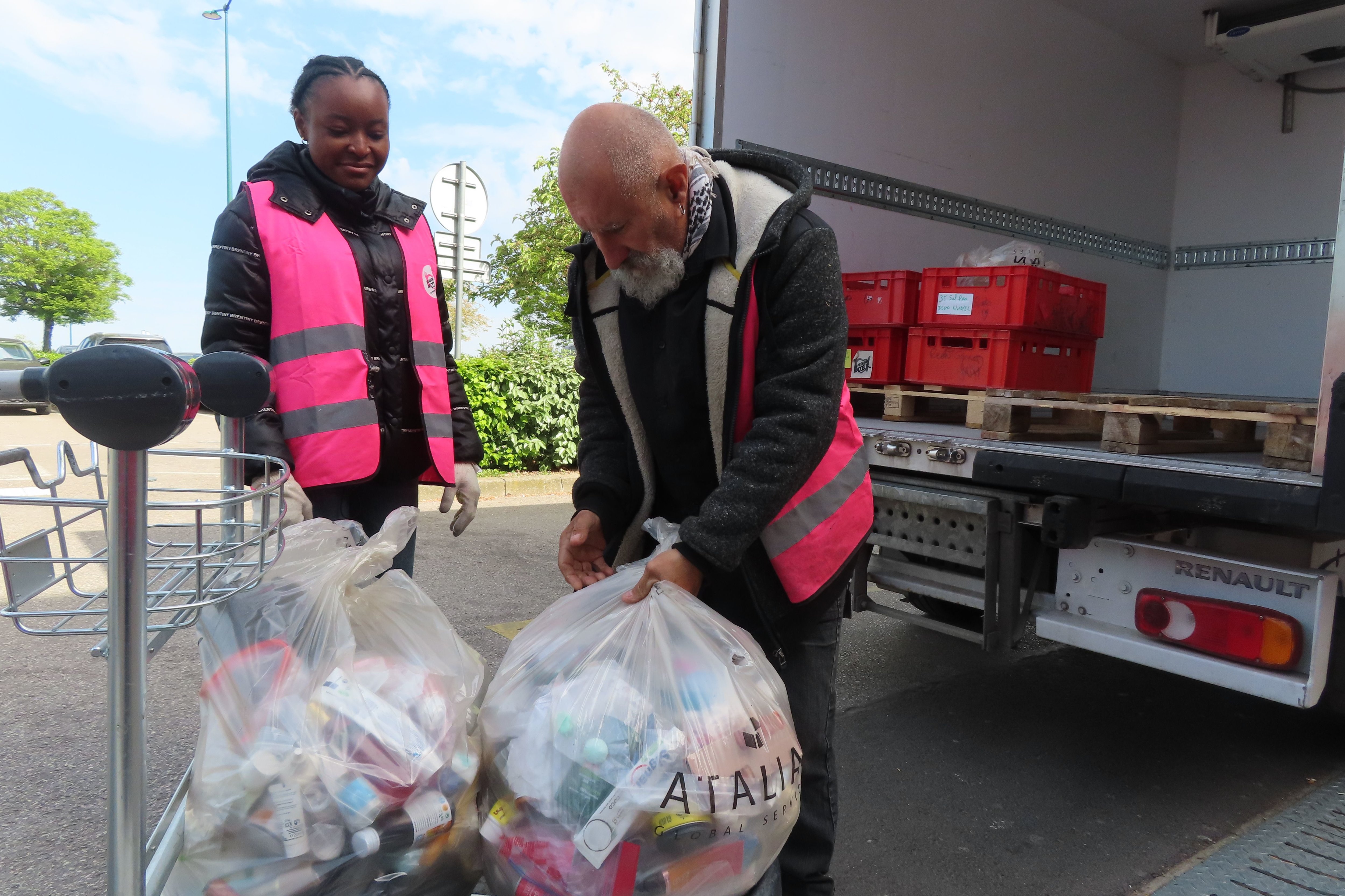 viter le gaspillage  :  l'aroport de Beauvais, produits interdits et  valises perdues sont donns aux Restos du cur - Le Parisien