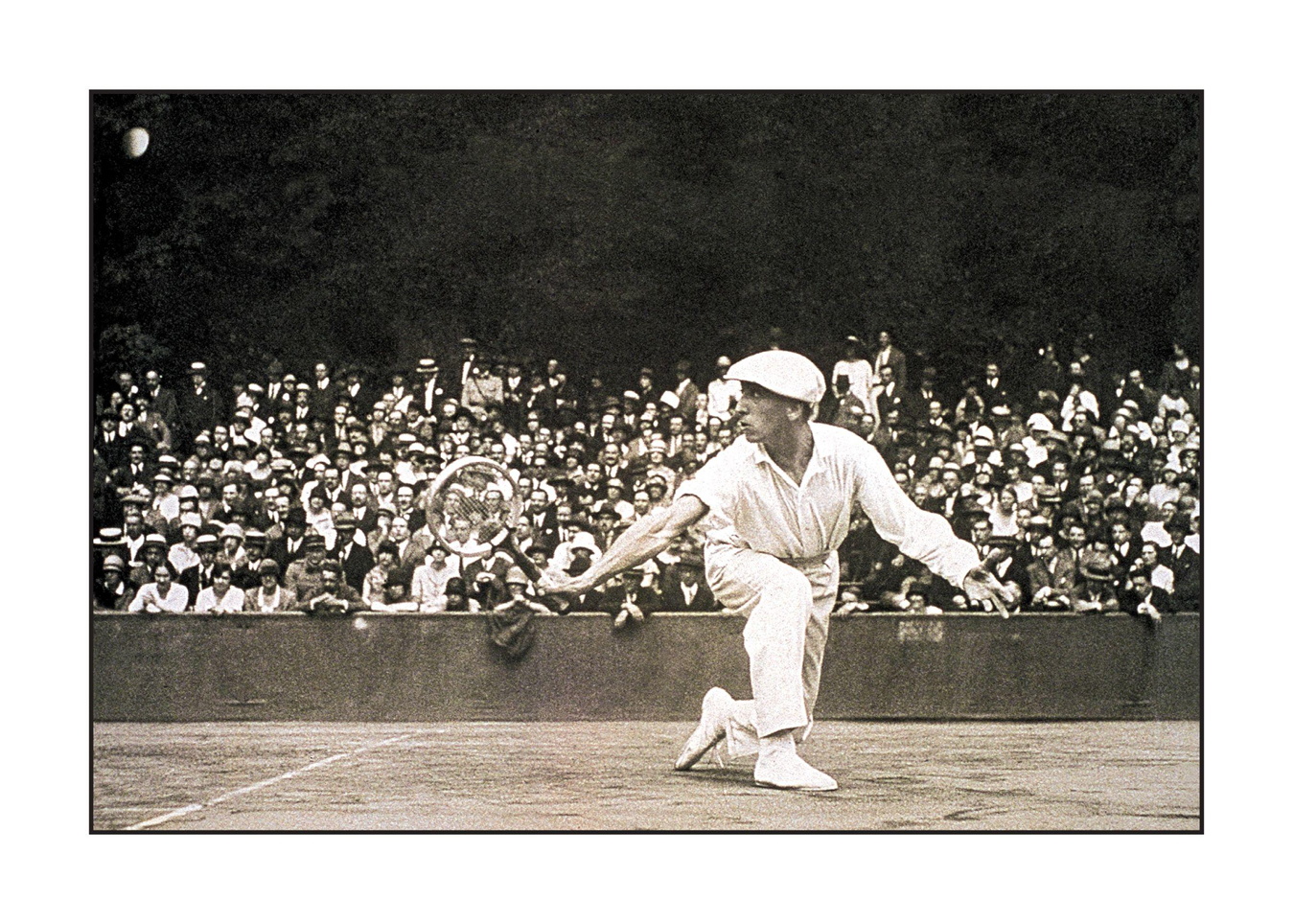 Ingénieur et designeur, René Lacoste (1904-1996) est à l’origine de plusieurs inventions dans le monde du tennis. Il fut aussi l’un des quatre « Mousquetaires », surnom donné à l’équipe de France victorieuse de la Coupe Davis de 1927 à 1932.