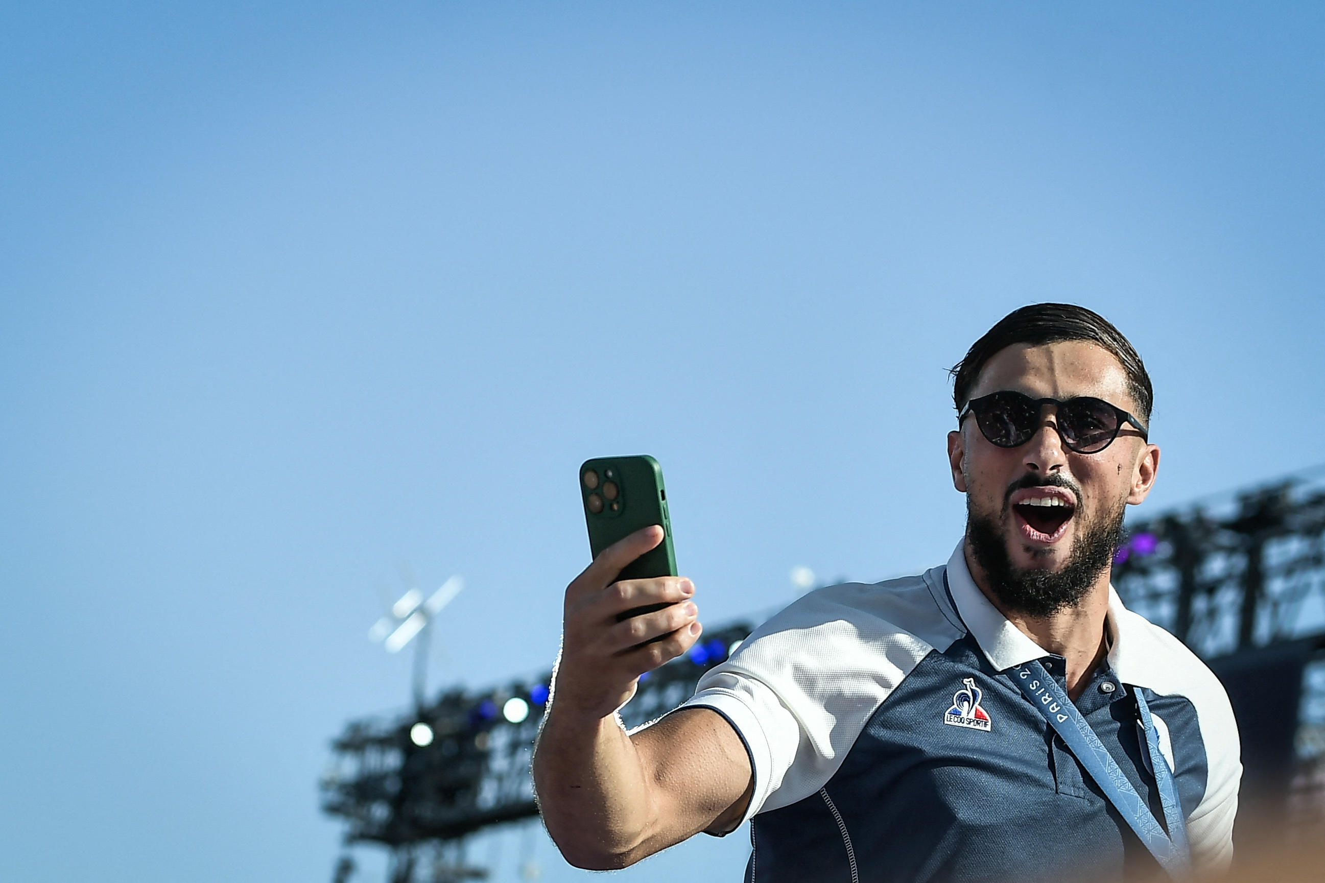 Rayan Rebbadj n'a pas hésiter à clamer son amour pour l'OM durant la Parade des champions, ce samedi. Icon Sport